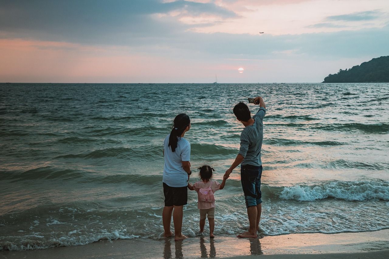 Familie macht Selfie am Strand
