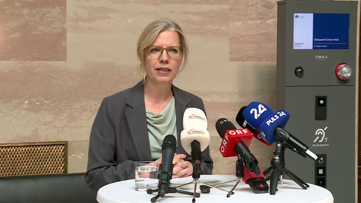 Grünen-Klubobfrau Leonore Gewessler bei ihrer Stellungnahme zur Spritpreisbremse der Regierung.