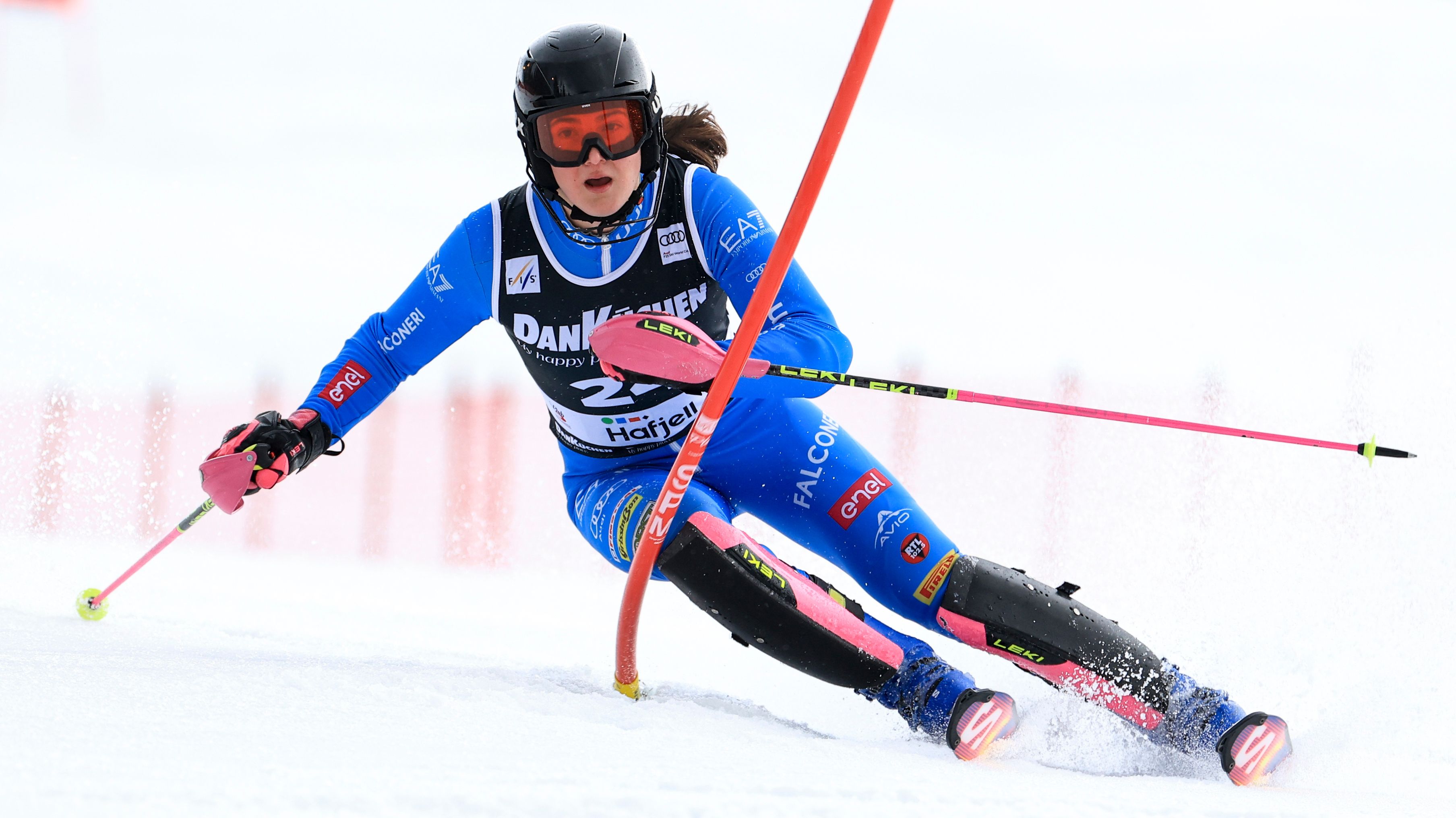 Anna Trocker greift an.