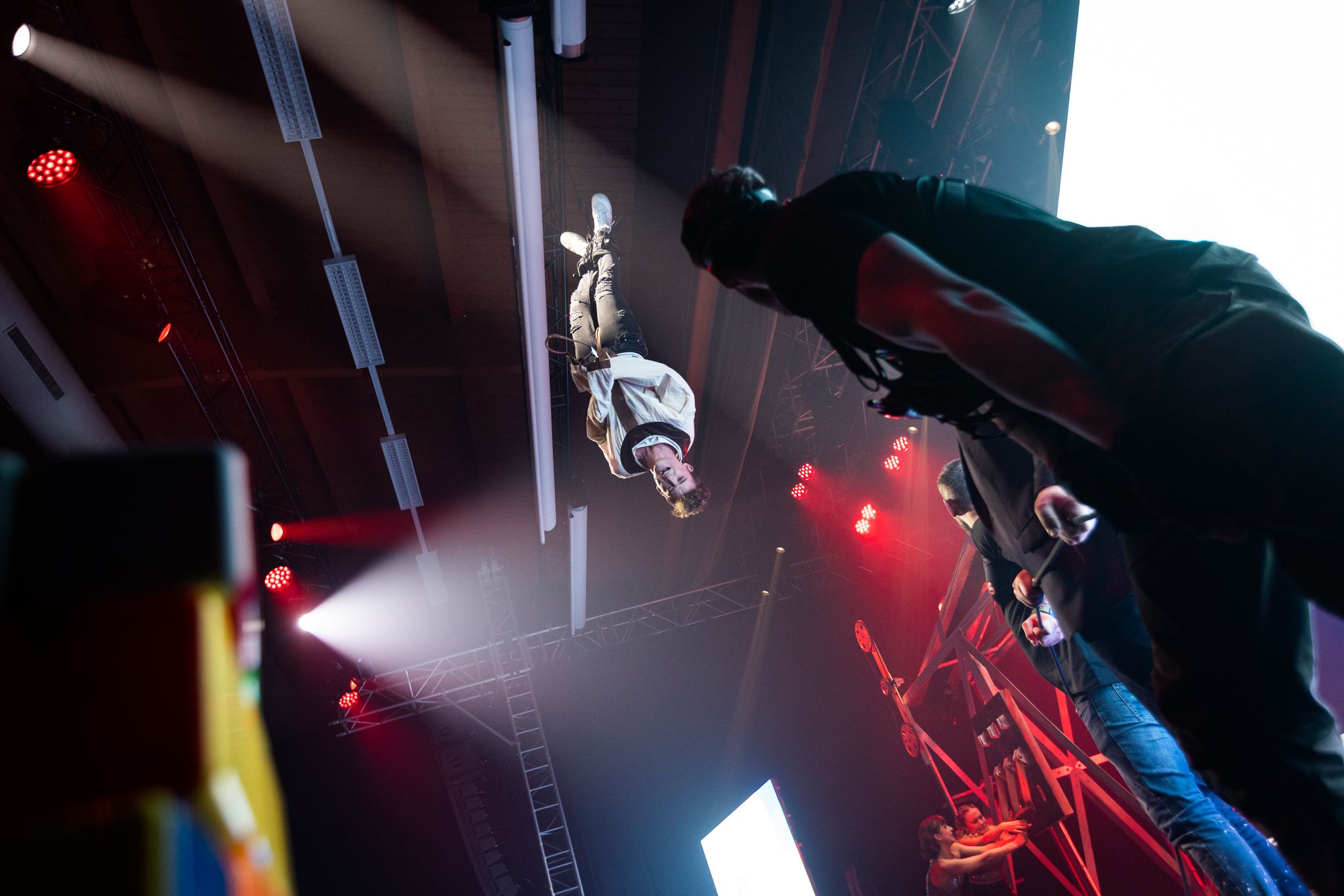 Der Magier präsentiert Tricks vor internationalem Publikum.