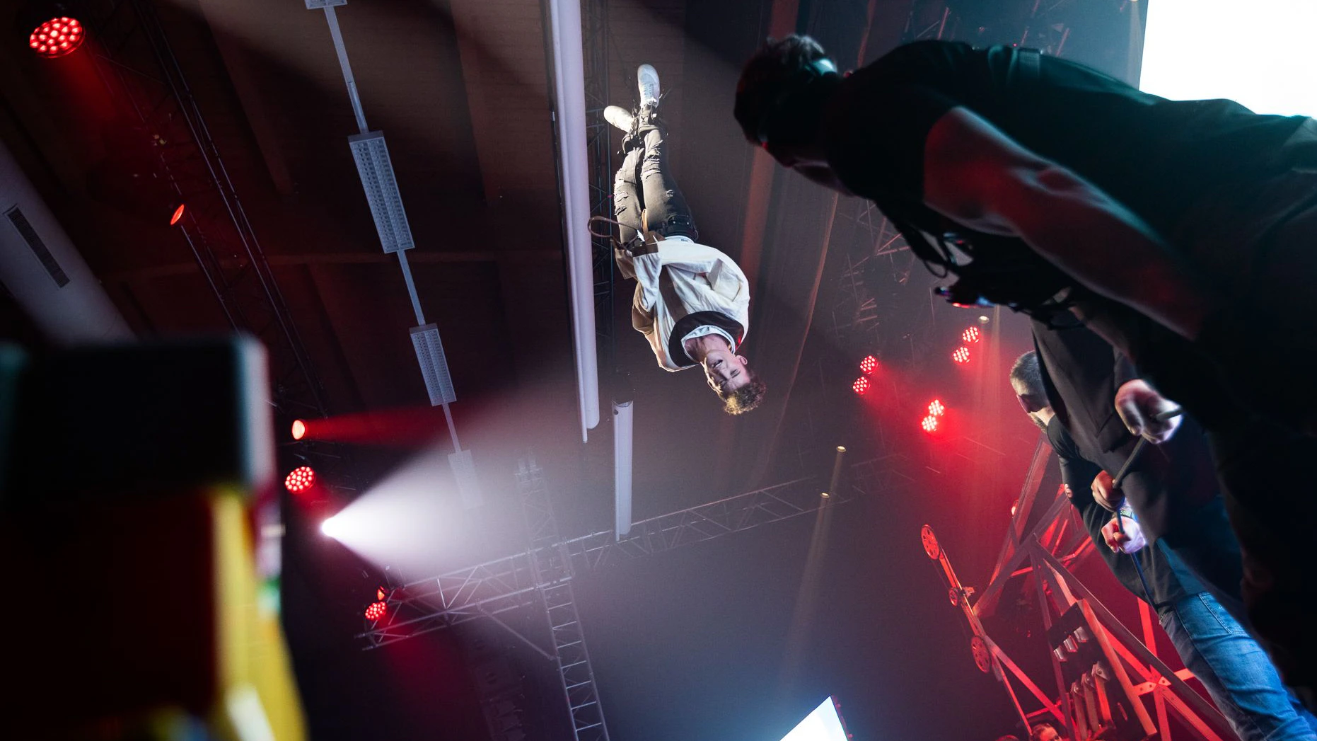 Der Magier präsentiert Tricks vor internationalem Publikum.