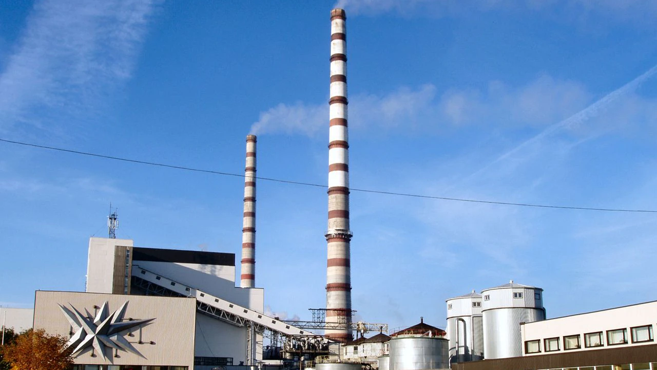Das Eesti-Ölkraftwerk hat zwei 250 Meter hohe Schornsteine, die höchsten in ganz Estland. Es gilt als eines der schmutzigsten Kraftwerke der EU. 