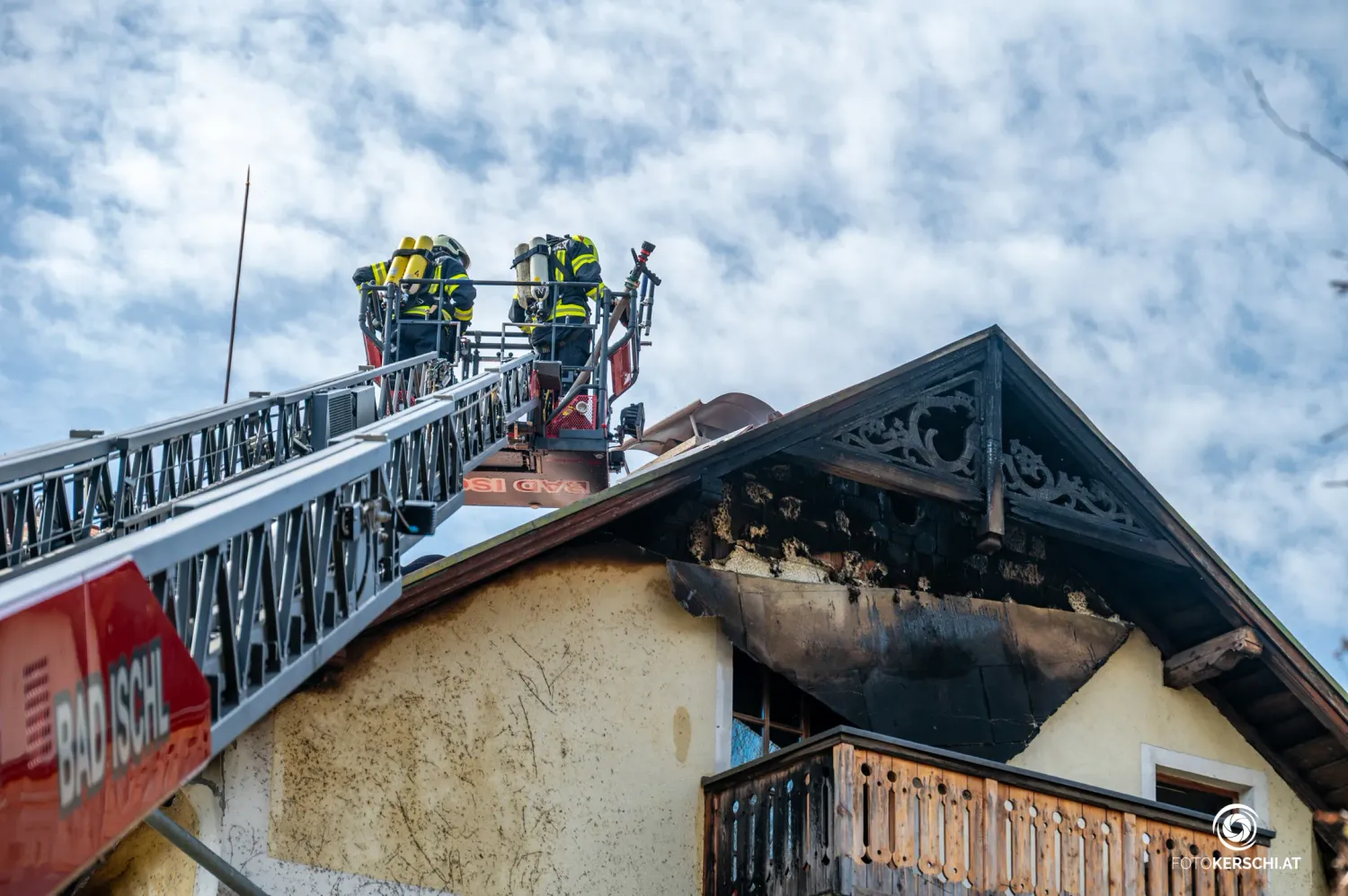 Gleich elf Feuerwehren bekämpften den Brand in Bad Ischl (Bez. Gmunden).