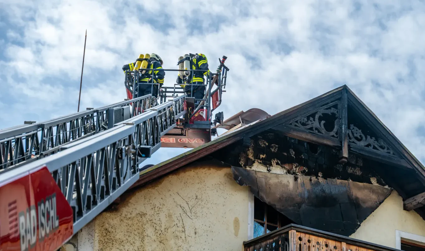 Gleich elf Feuerwehren bekämpften den Brand in Bad Ischl (Bez. Gmunden).