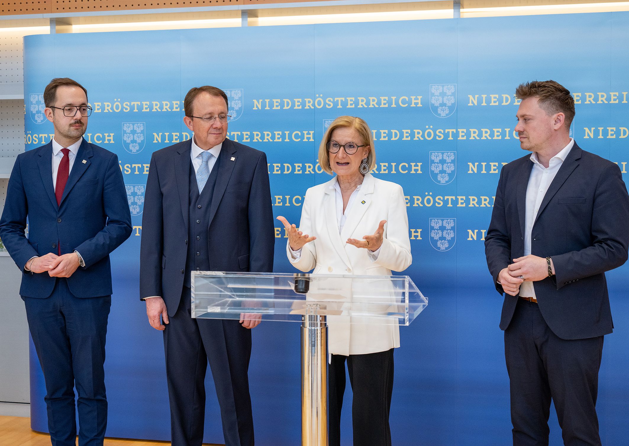 v.l.n.r.: 1. Vizebürgermeister Michael Kögl, Bürgermeister Matthias Stadler, Landeshauptfrau Johanna Mikl-Leitner und 2. Vizebürgermeister Florian Krumböck