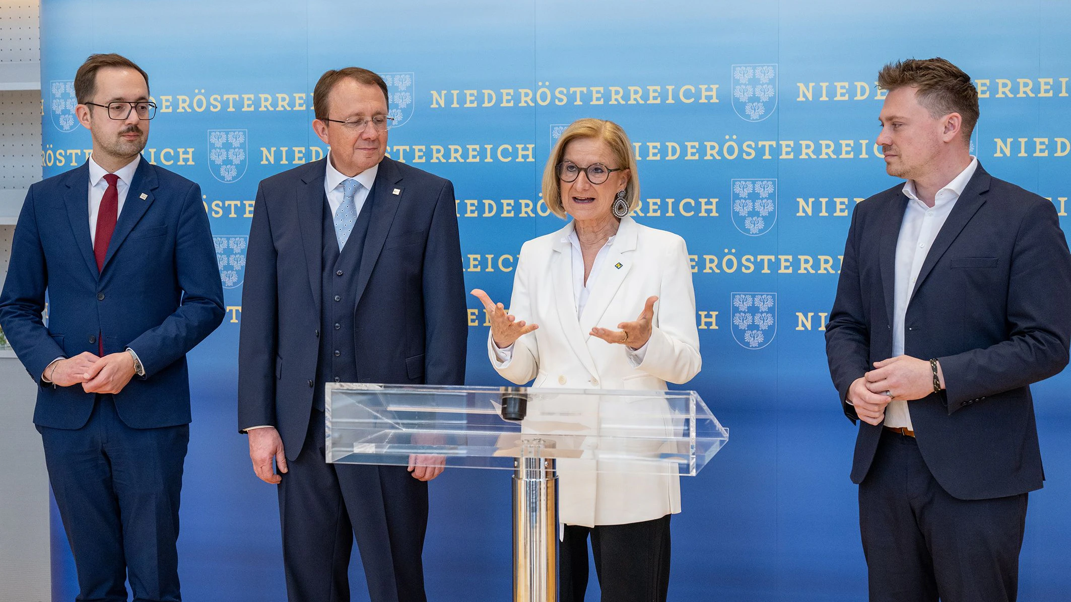 v.l.n.r.: 1. Vizebürgermeister Michael Kögl, Bürgermeister Matthias Stadler, Landeshauptfrau Johanna Mikl-Leitner und 2. Vizebürgermeister Florian Krumböck