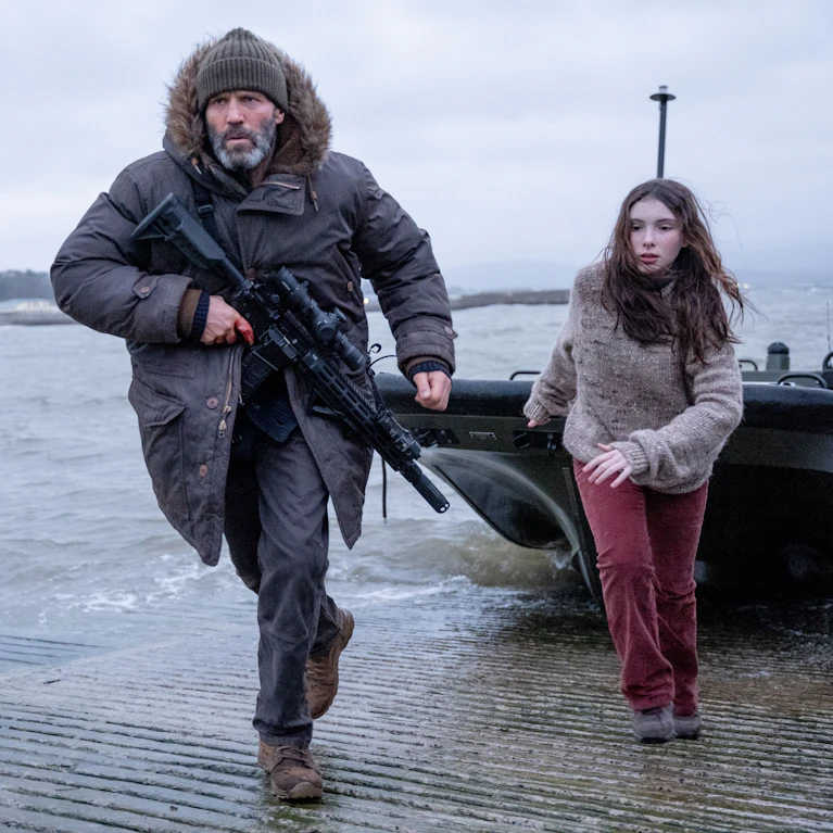 Die Ein-Mann-Kampfmaschine rettet in "Shelter" einem Mädchen das Leben und räumt gleichzeitig mit den Bösen auf. Der Film versteht sich als "Actioner mit Anspruch" und zeigt einmal mehr, weshalb der Brite als legitimer Nachfolger von Schwarzenegger und Co. gilt.