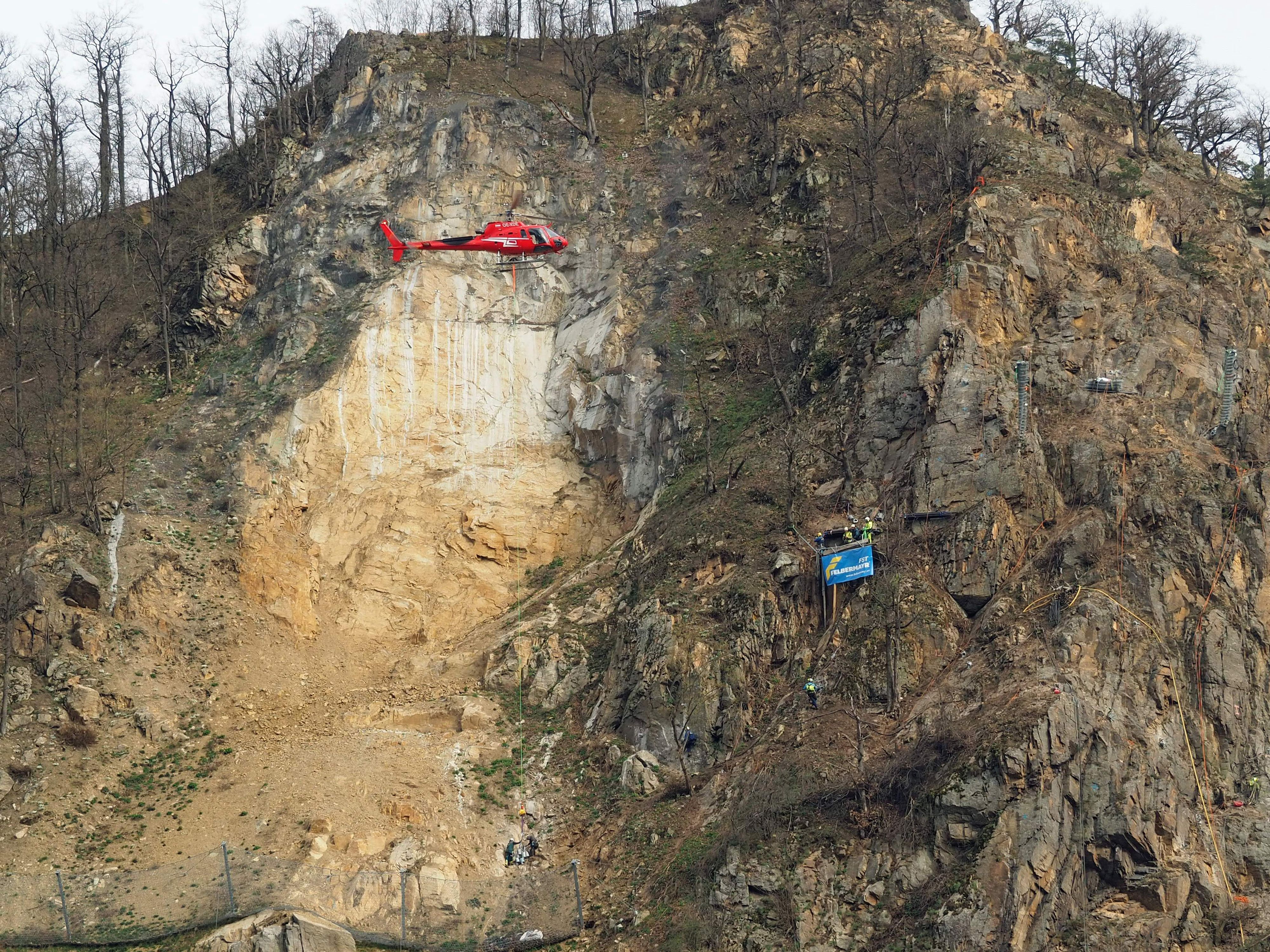 Hubschrauber-Einsatz entlang der B33