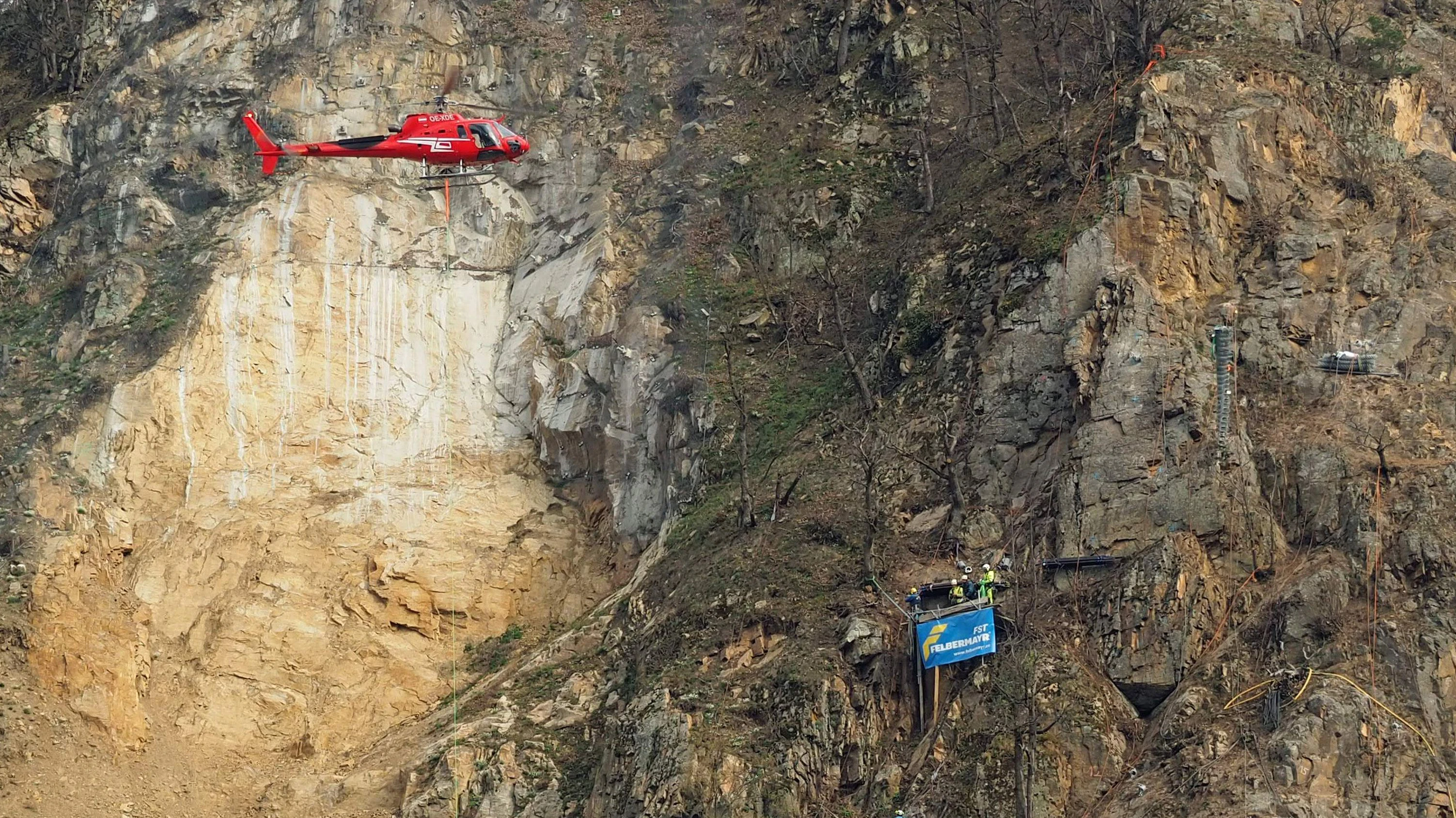 Hubschrauber-Einsatz entlang der B33