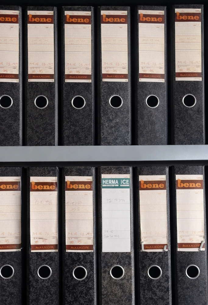 Die Ordner mit den Tagebucheinträgen im Panzerschrank