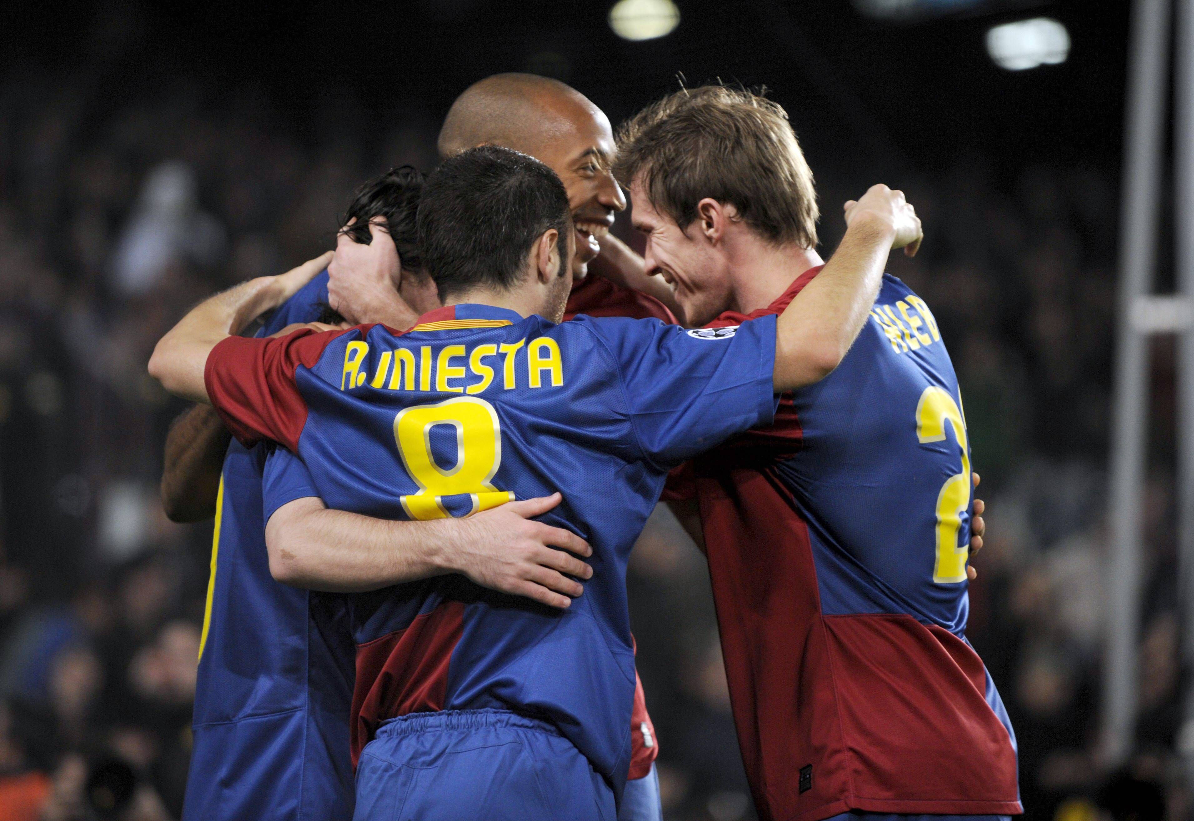 Aliaksandr Hleb (r.) mit seinen Ex-Kollegen Andres Iniesta und Thierry Henry (November 2008).