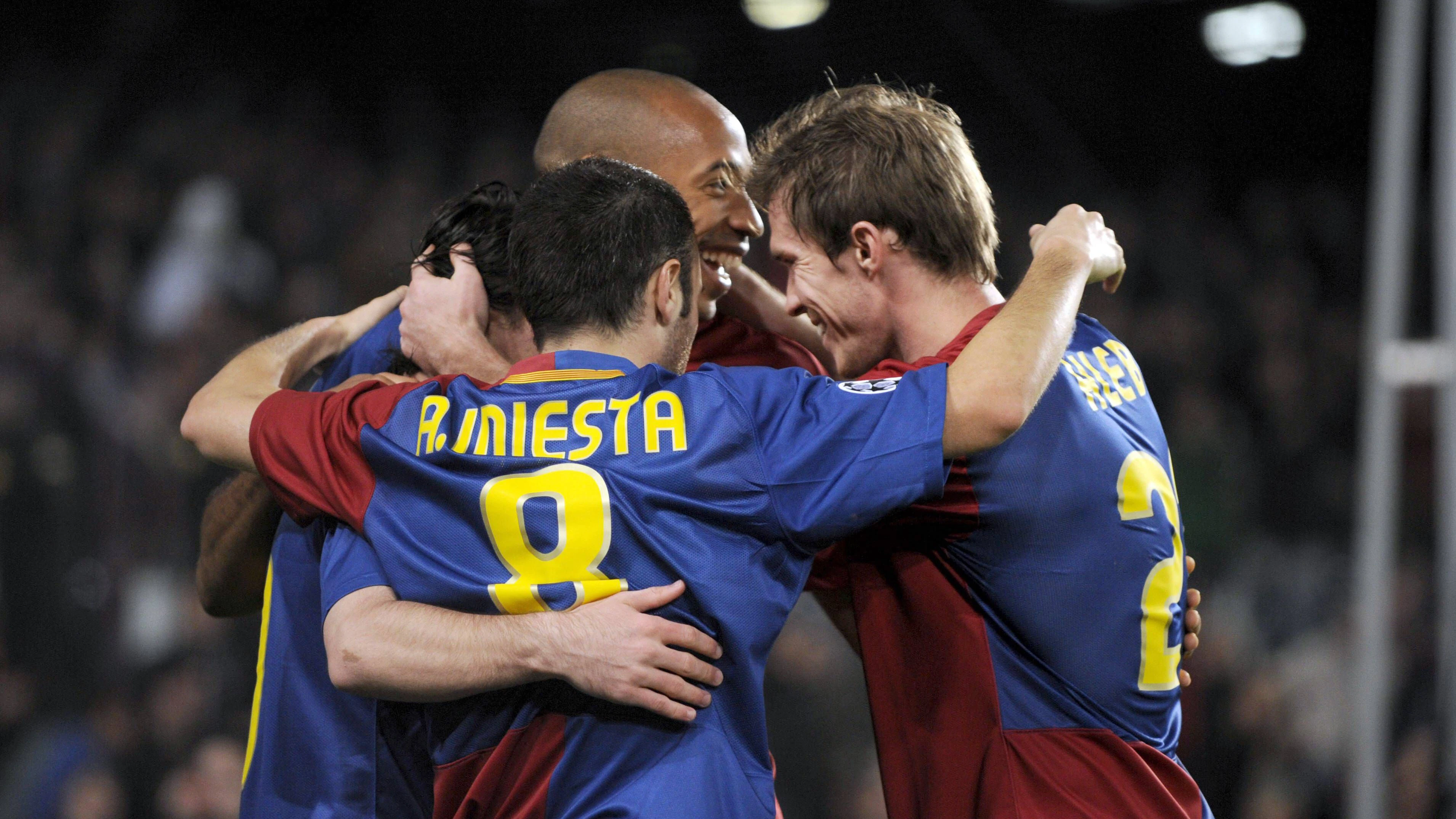 Aliaksandr Hleb (r.) mit seinen Ex-Kollegen Andres Iniesta und Thierry Henry (November 2008).