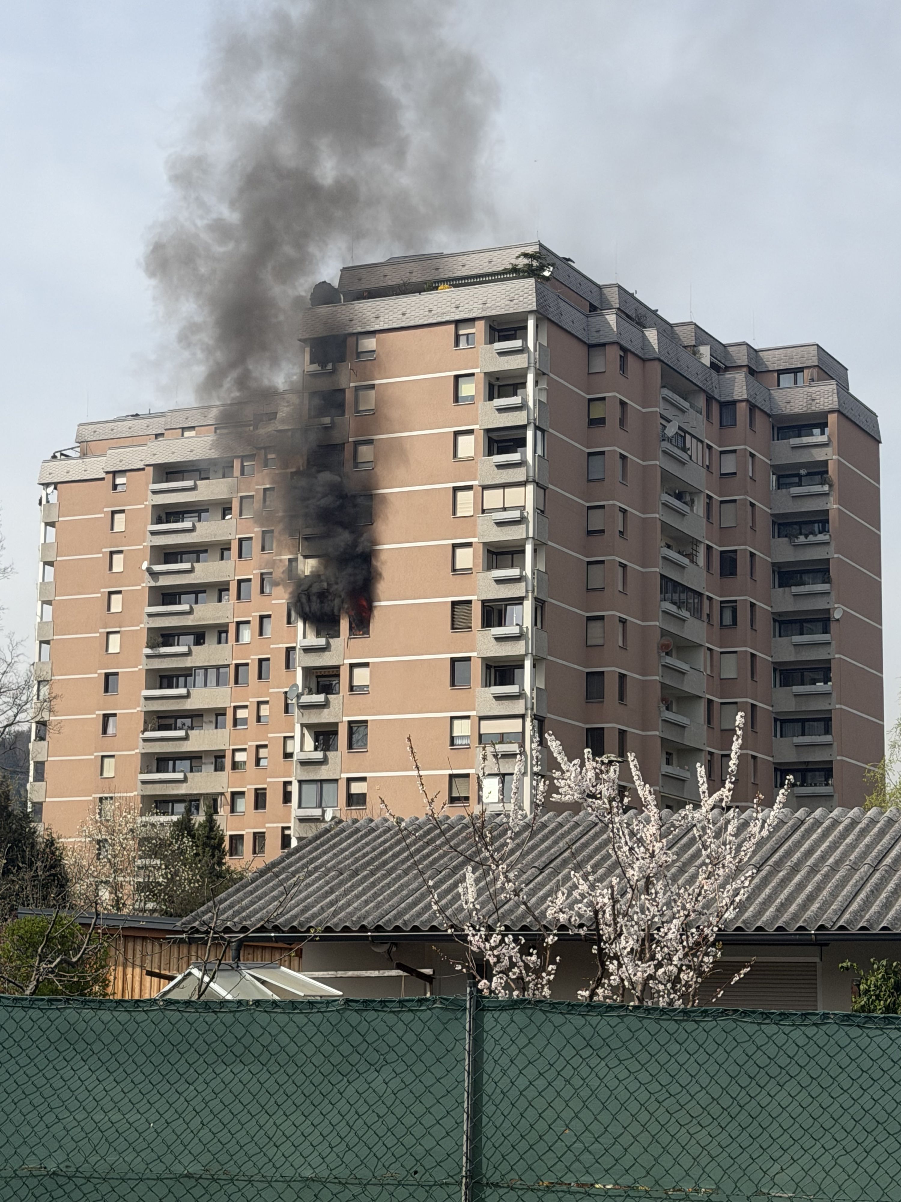 In einer Wohnung eines Hochhauses im Bezirk Gösting kam eine Person ums Leben. Dichter Rauch war kilometerweit sichtbar.