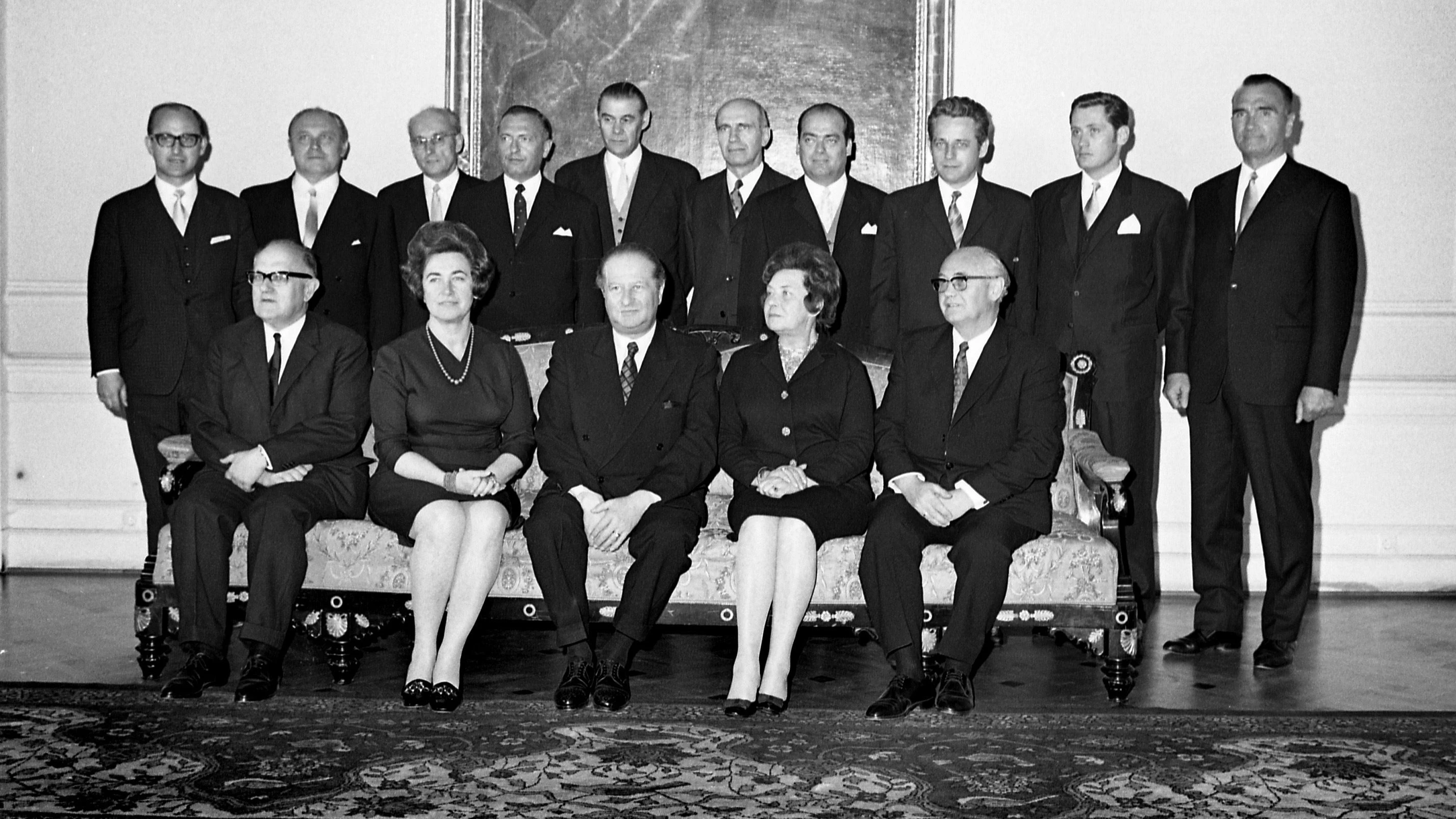 Regierung Kreisky I. Stehend von links: Eugen Veselsky - Johann Freihsler - Josef Staribacher - Josef Moser - Otto Rösch - Rudolf Kirchschläger - Erwin Frühbauer - Leopold Gratz - Hannes Androsch - Hans Öllinger. Sitzend: Christian Broda - Gertrude Wondrak - Bruno Kreisky - Hertha Firnberg - Rudolf Häuser