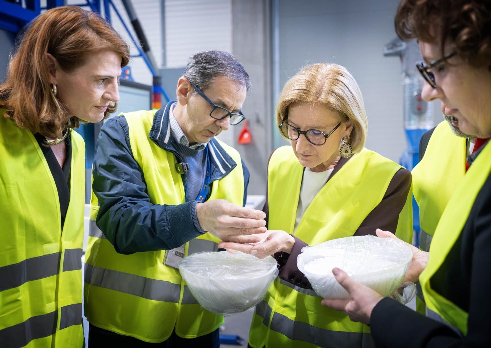 NÖ-Landeshauptfrau Mikl-Leitner beim Besuch des Austrotherm-Werk in Zabok, Kroatien.