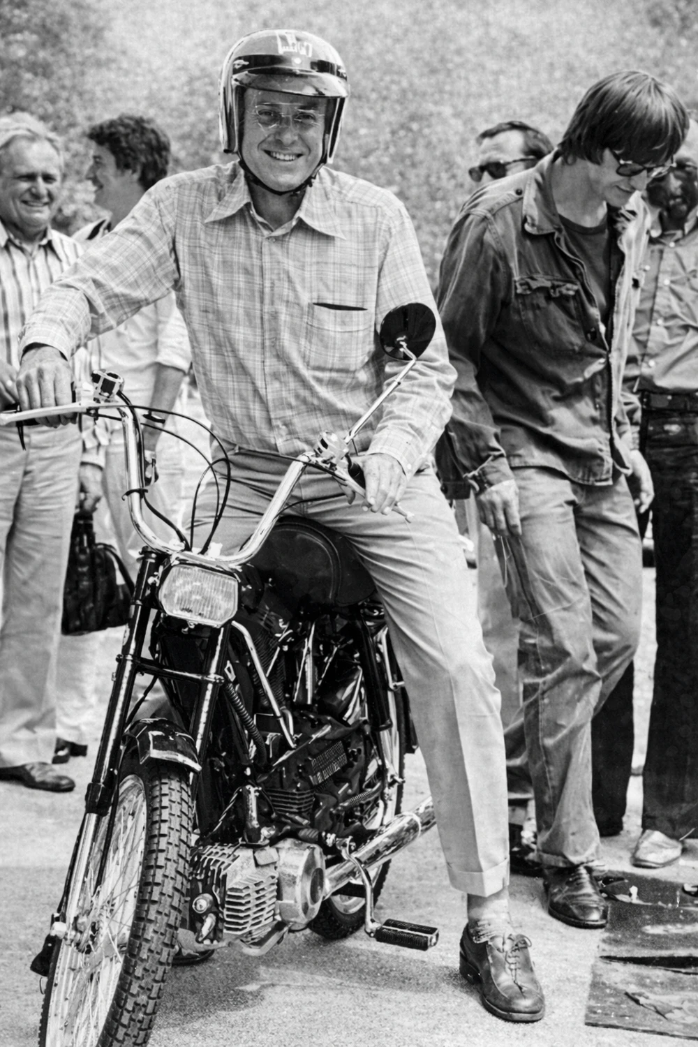 Staribacher mit seinem Puch Maxi, dahinter Sprecher Paul Vecsei