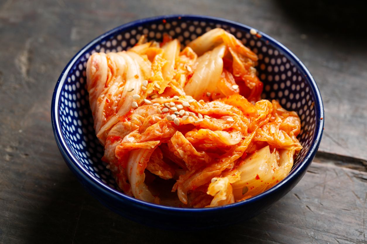 Kimchi ist fermentiertes Gemüse aus Korea, das würzig, sauer und gesund sein kann – vor allem, wenn es nicht erhitzt wurde und noch lebende Kulturen enthält.