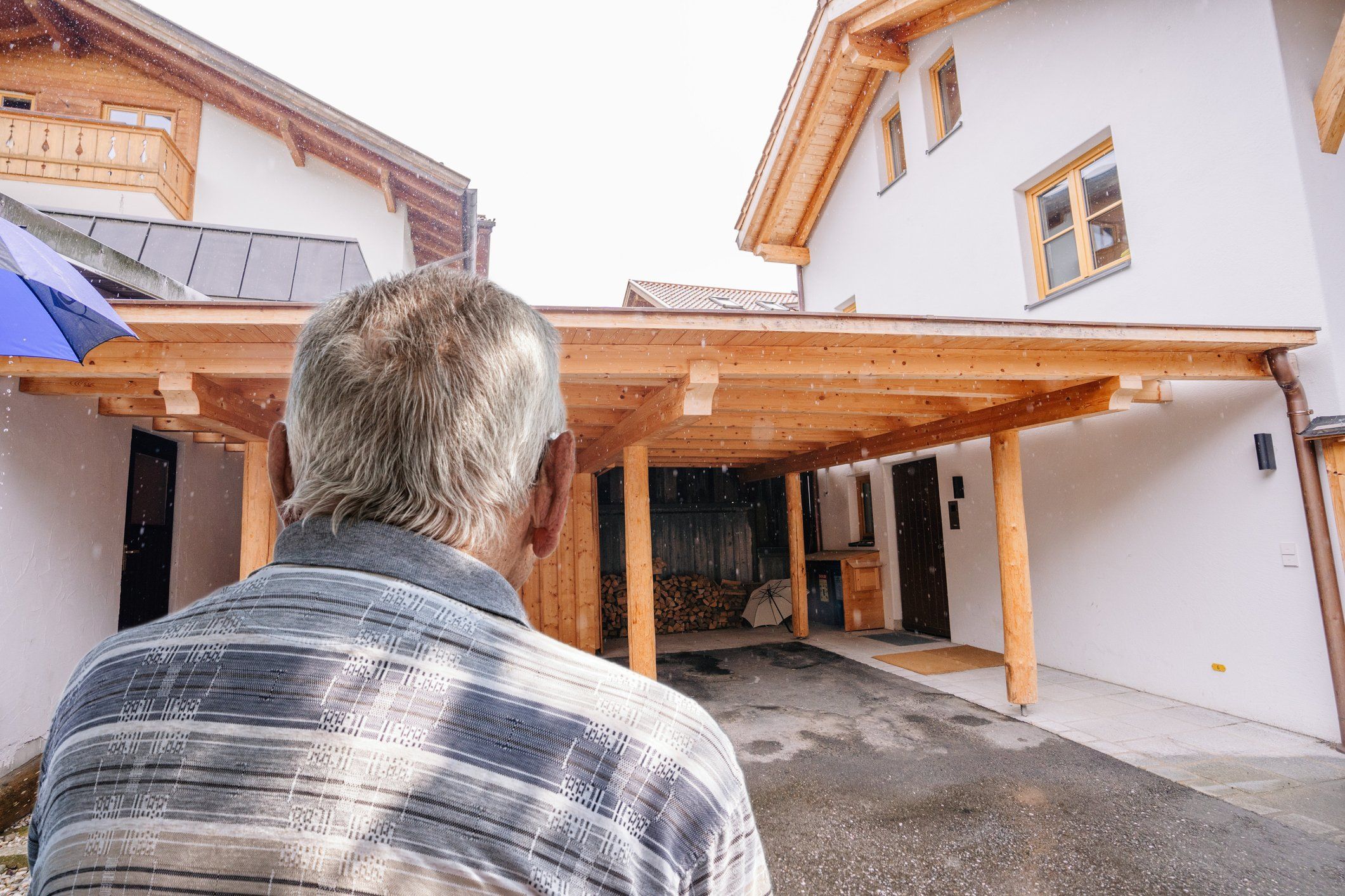 Symbolfoto: Im Carport vor dem Haus schlug die dreiste Sex-Falle zu.