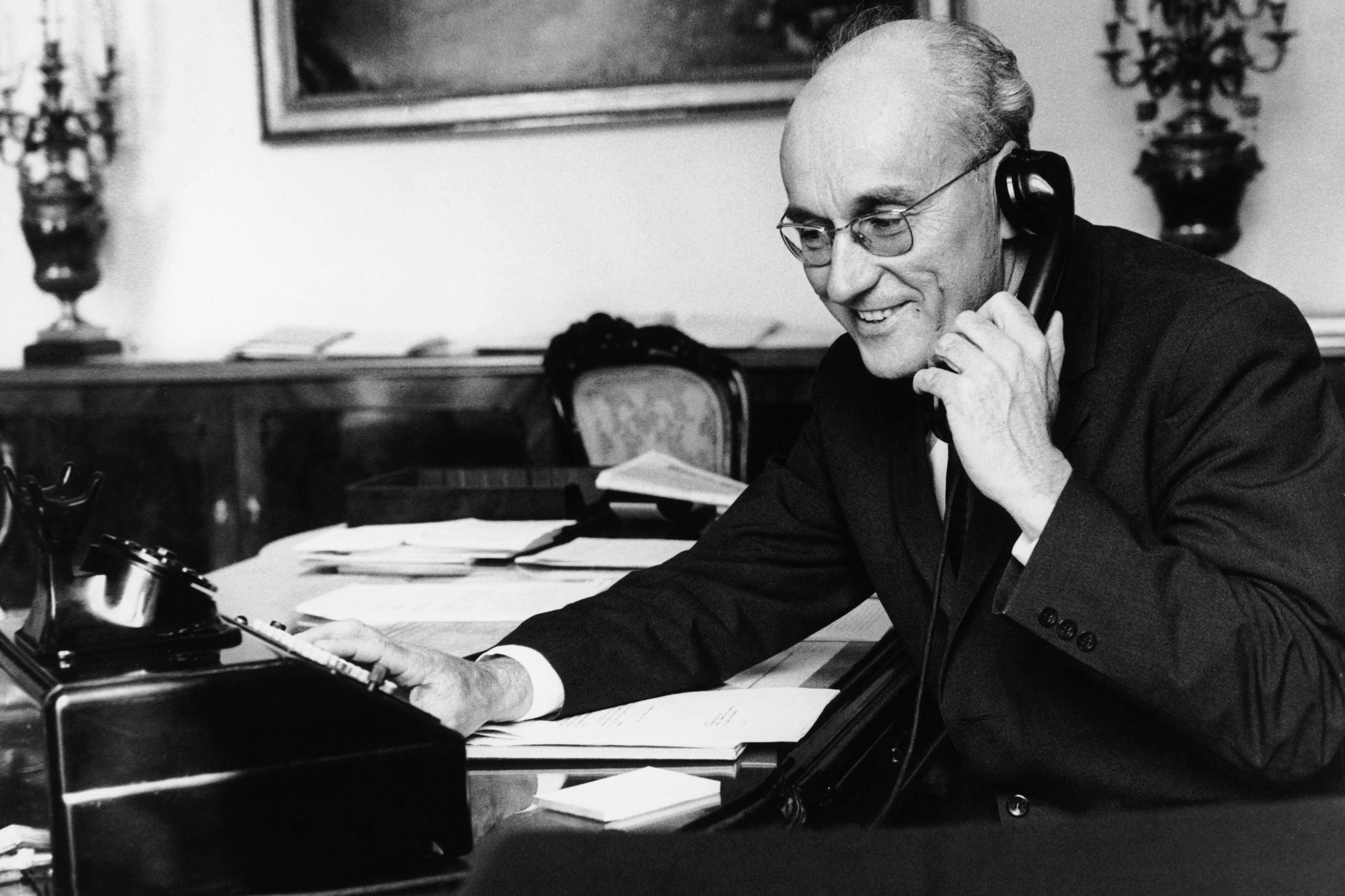 Knopf für die Direktverbindung zum Kammerchef: Handelsminister Josef Staribacher 1972 in seinem Büro