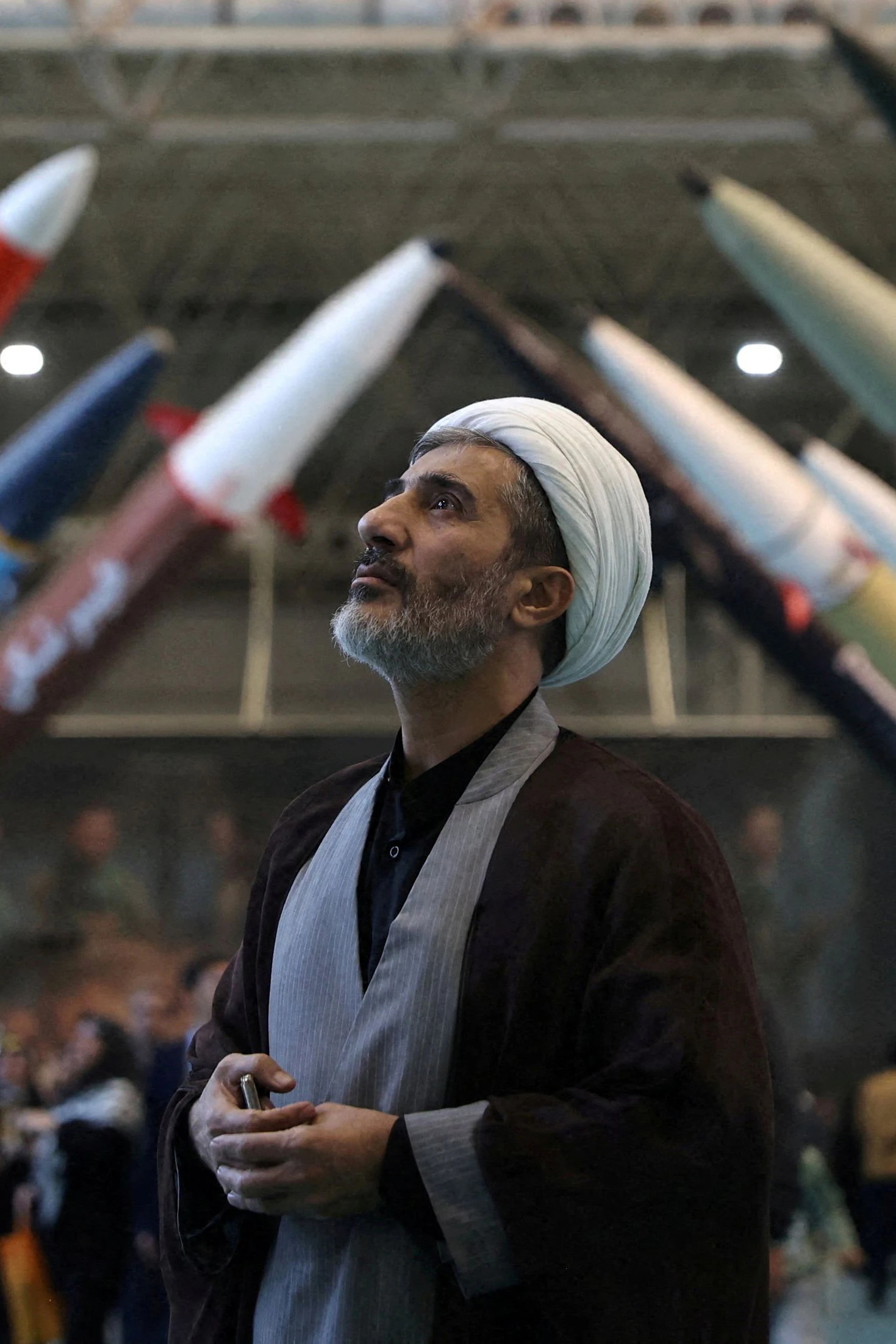 Ein iranischer Geistlicher besucht das Museum der Luft- und Raumfahrtstreitkräfte des Korps der Islamischen Revolutionsgarden (IRGC) in Teheran