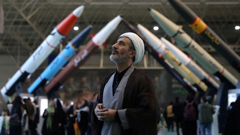 Die 190.000 Mann starken Revolutionsgarden regieren nun den Iran. Sie sind dezentral organisiert, schwer zu berechnen und zu fassen. Das sind nicht die einzigen schlechten Nachrichten für die USA und Israel. Von einem Volksaufstand ist weit und breit nichts zu sehen.