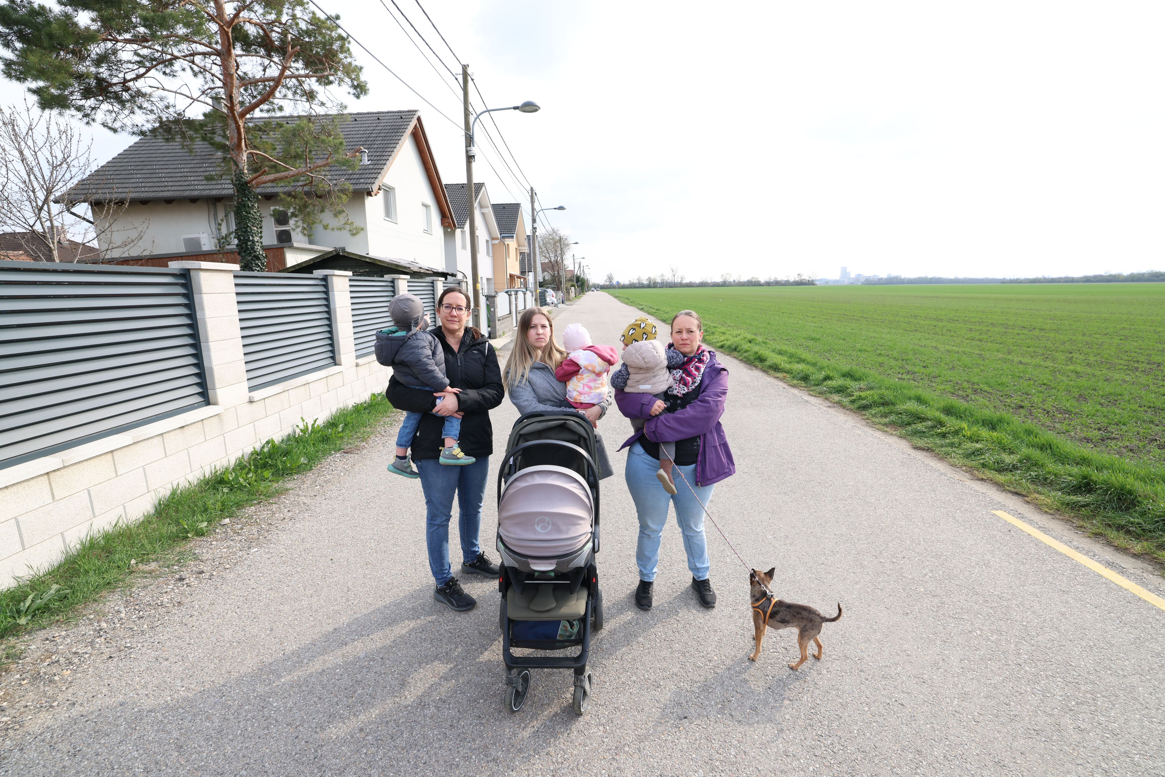 Sabine, Anja und Kathrin (v.li.) trauen sich nur für den Fototermin kurz auf die Straße. Gehen sie aus dem Haus, haben sie Sorge um die Kinder.