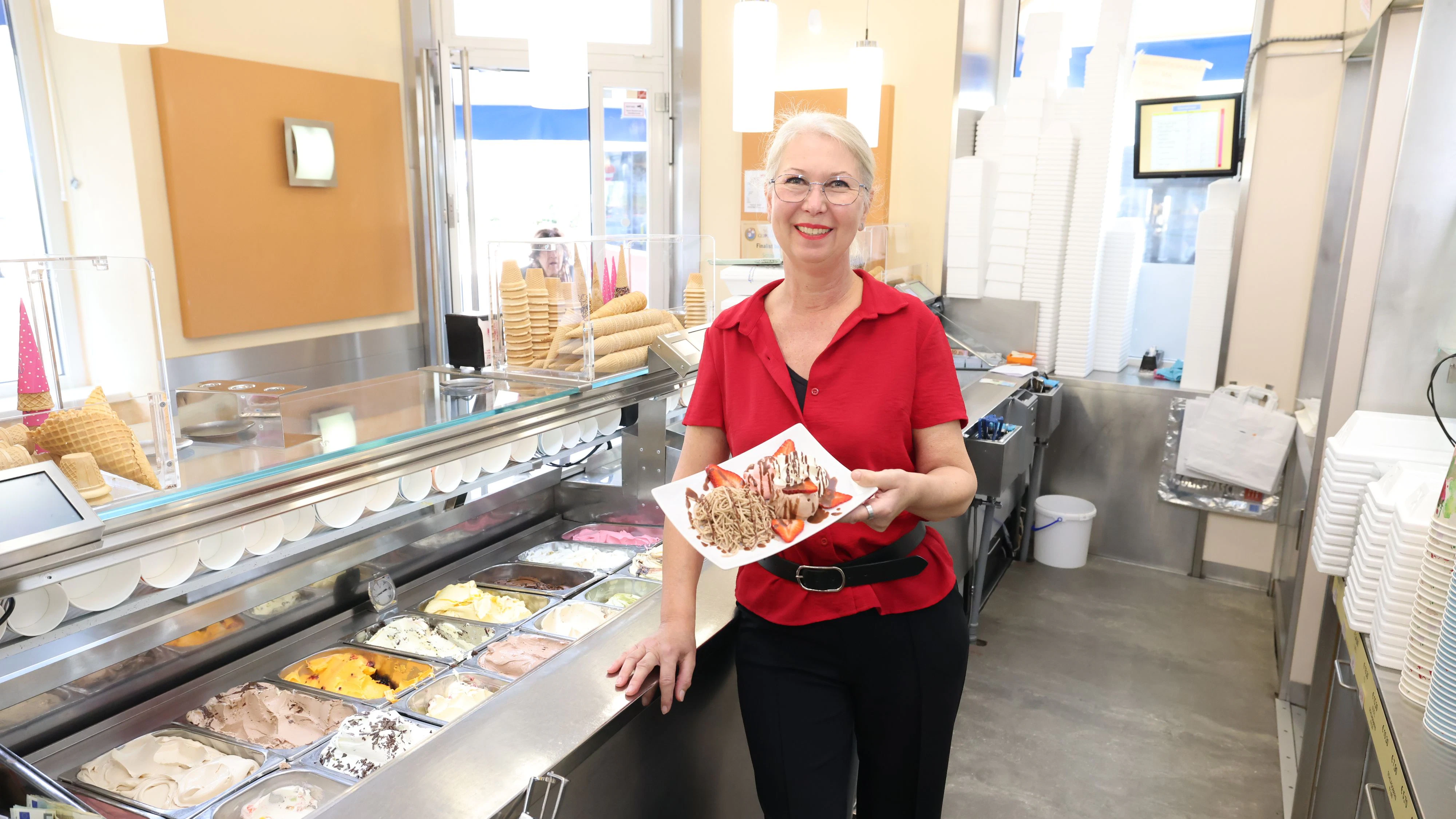 Salon-Chefin Margit Mauß präsentiert die Eis-Highlights 2026.