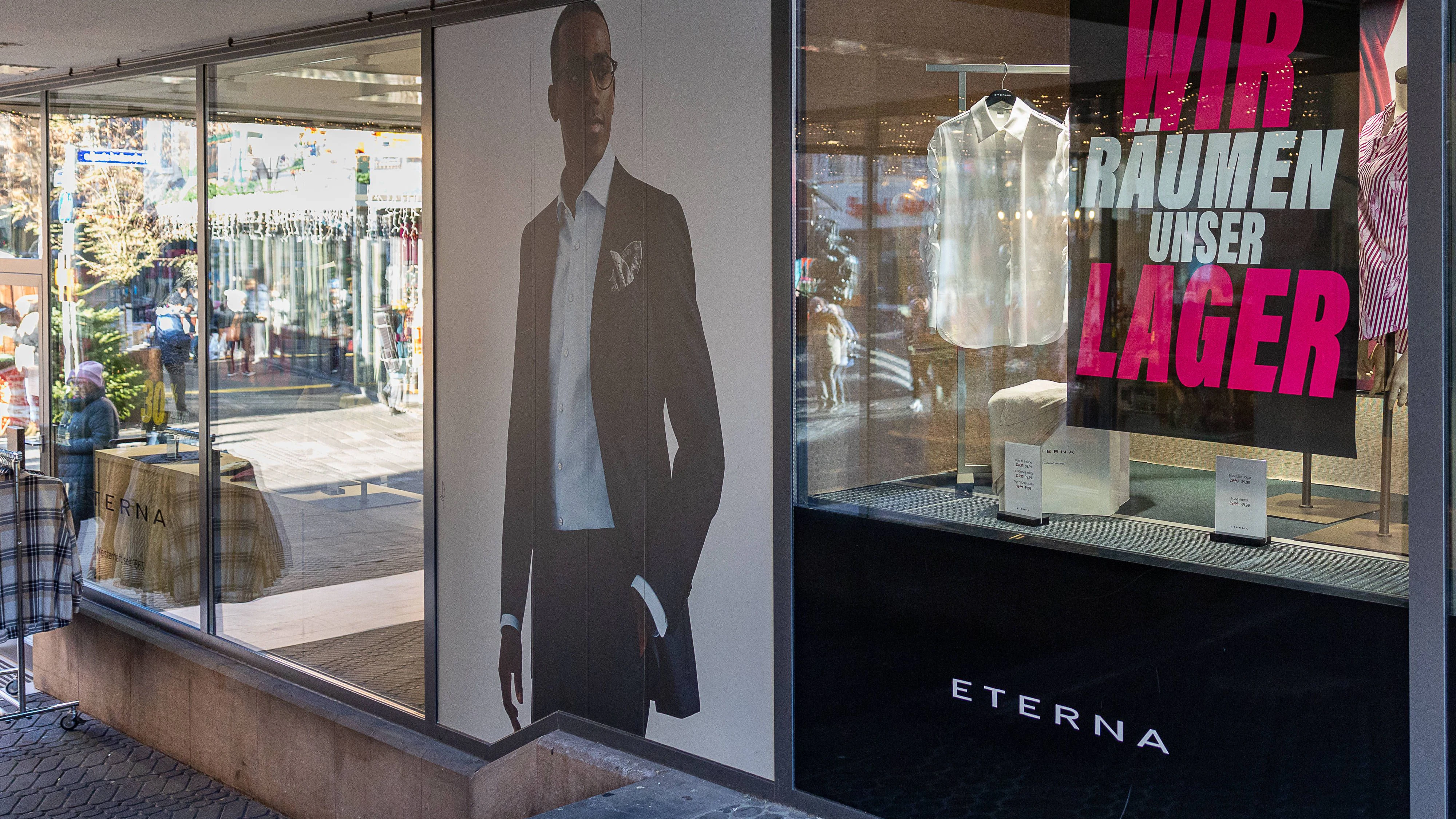 Bereits im Dezember 2025 kündigte man in Schaufenstern "Lagerräumungen" an, etwa bei diesem Eterna-Store in Nürnberg. Jetzt ist endgültig Schluss mit der Marke.