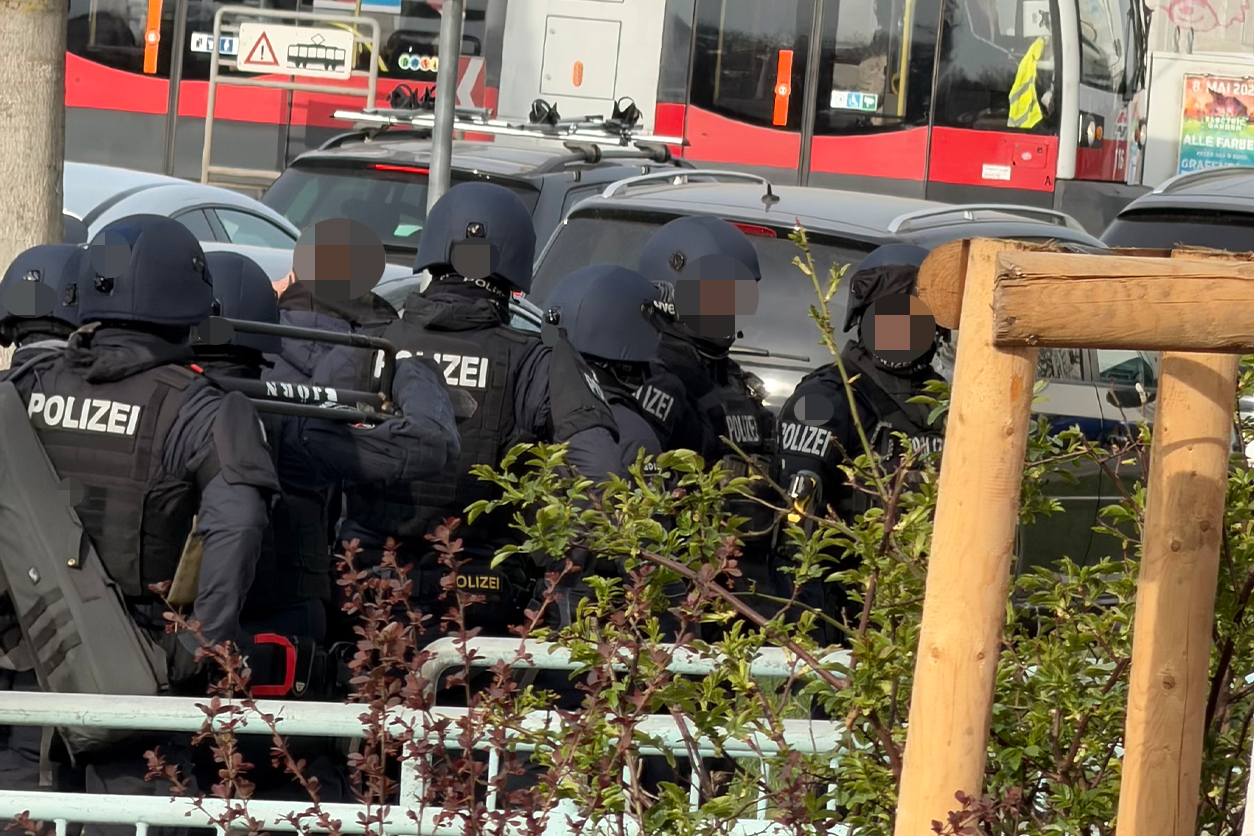 Heute.at - Großeinsatz! Polizei-Razzia in Wiener Wohnung