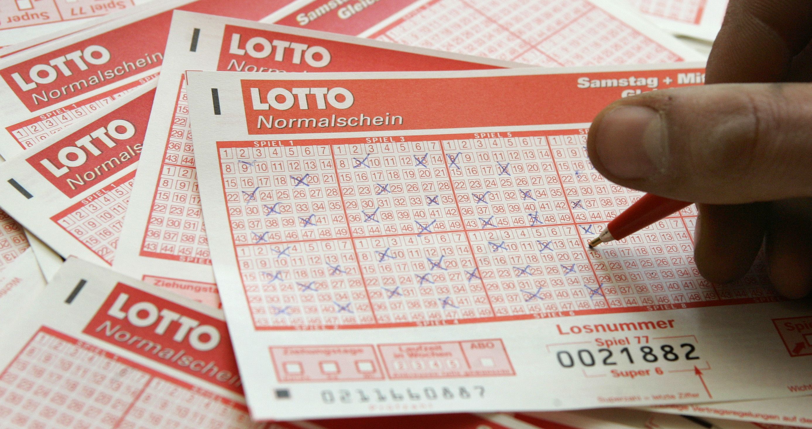 Ein Glückspilz gewann fast 1,5 Millionen Euro im Lotto, doch ein Tankstellenmitarbeiter unterschlug den Schein.