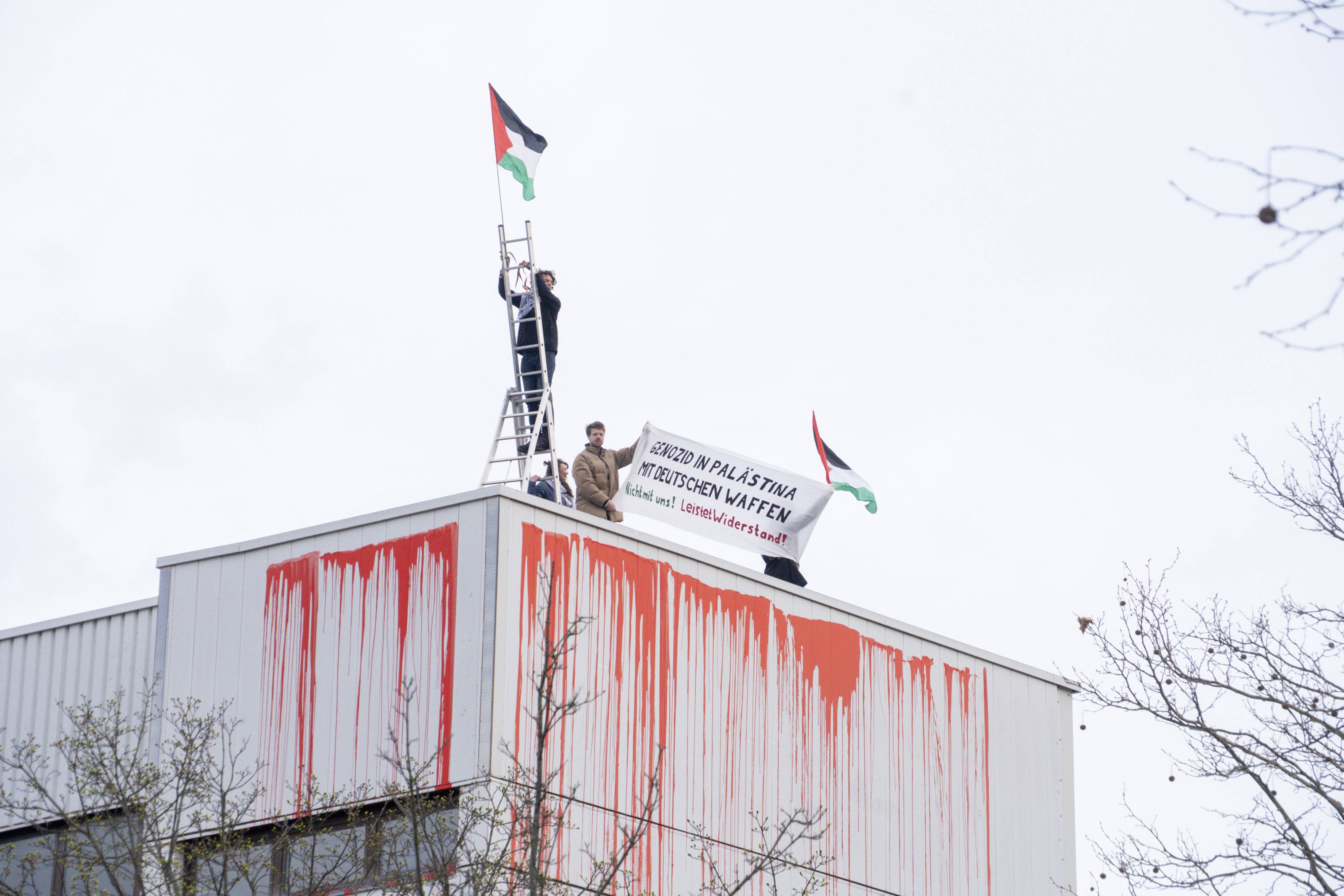 Die Aktivisten beschmierten das Gebäude mit Farbe.