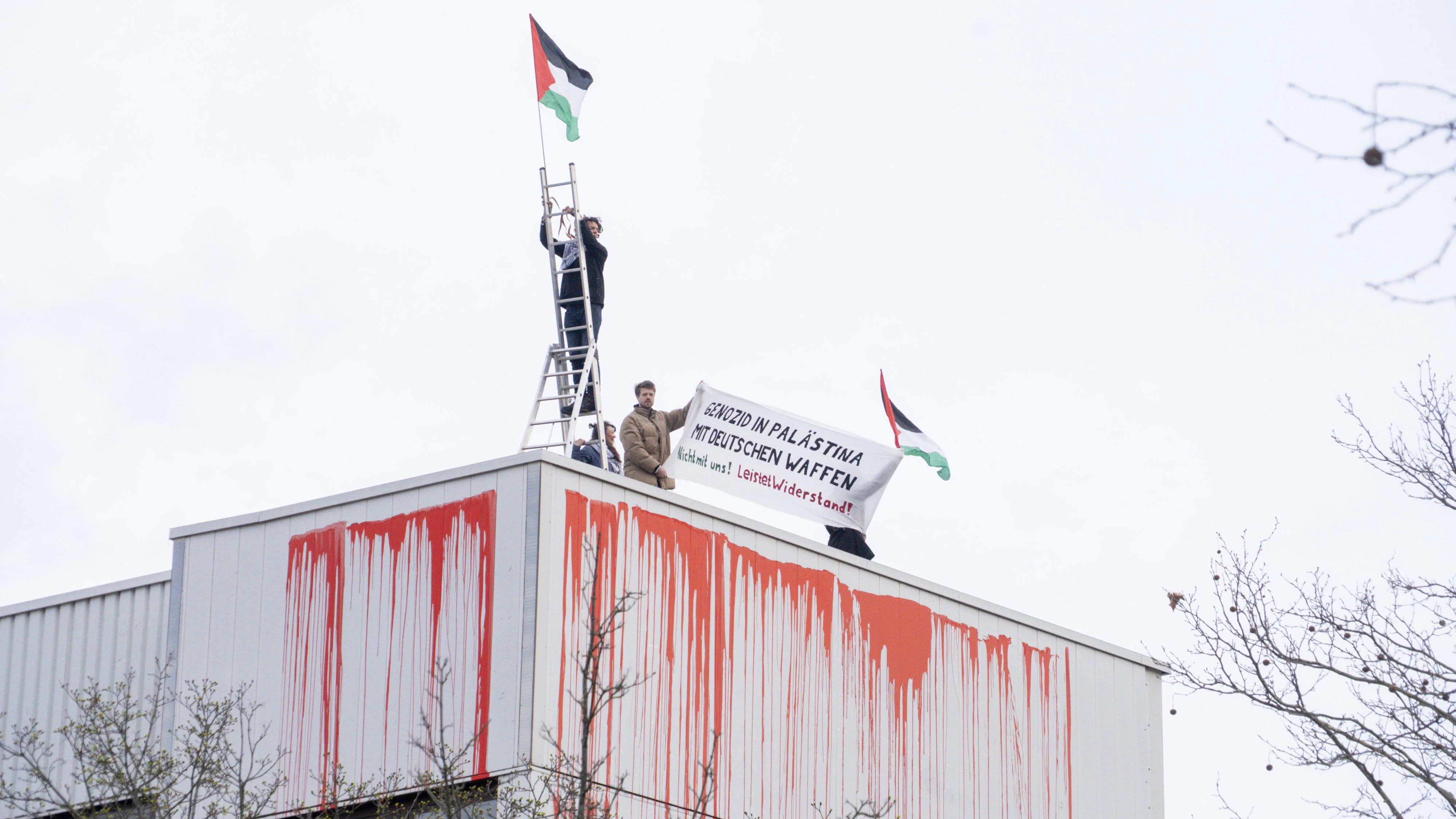 Die Aktivisten beschmierten das Gebäude mit Farbe.