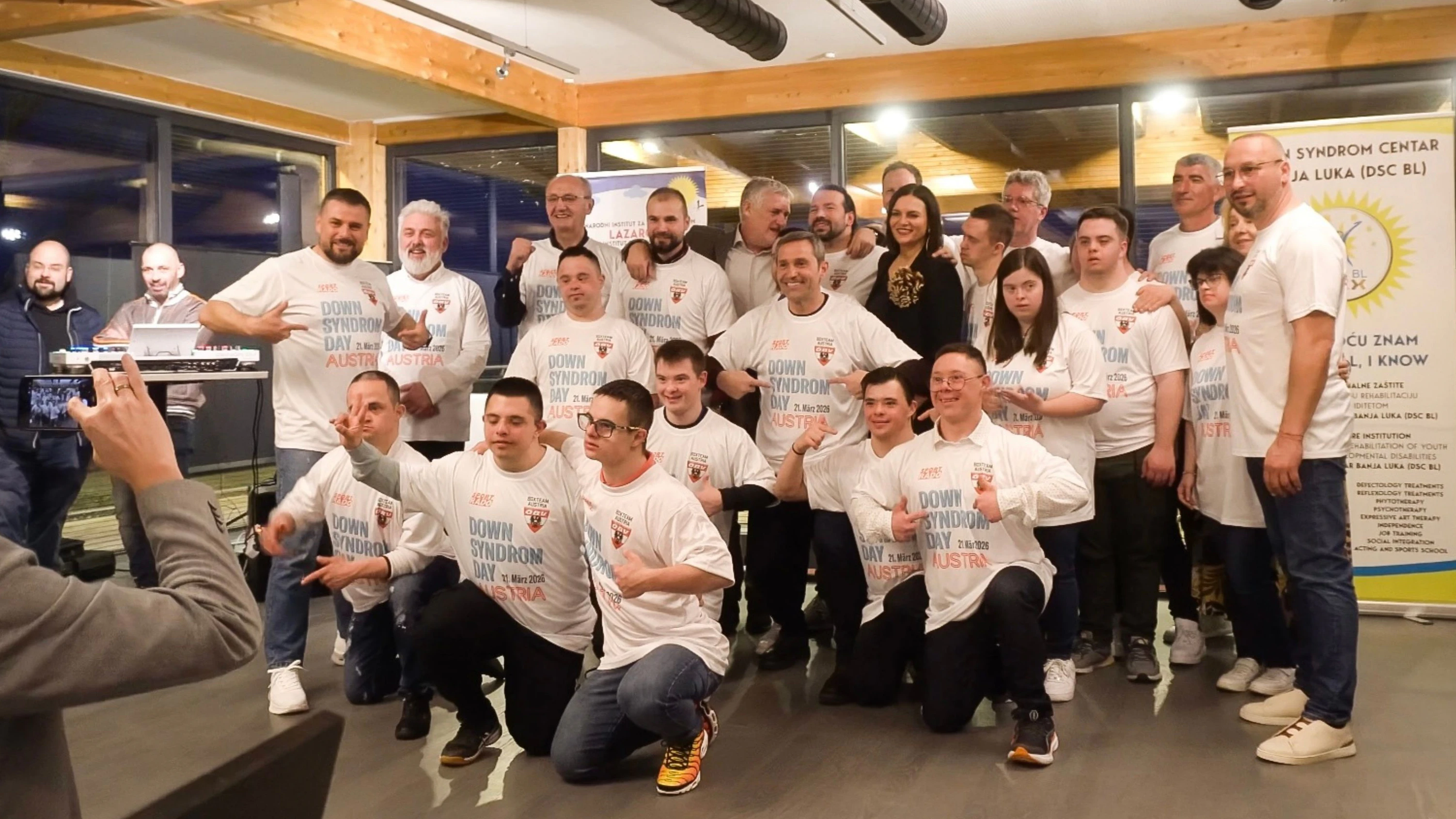 Gruppenfoto mit Teilnehmern der Inklusionswoche in Rust: Gemeinsam setzen sie rund um den Welt-Down-Syndrom-Tag ein sichtbares Zeichen für Zusammenhalt und gelebte Teilhabe.