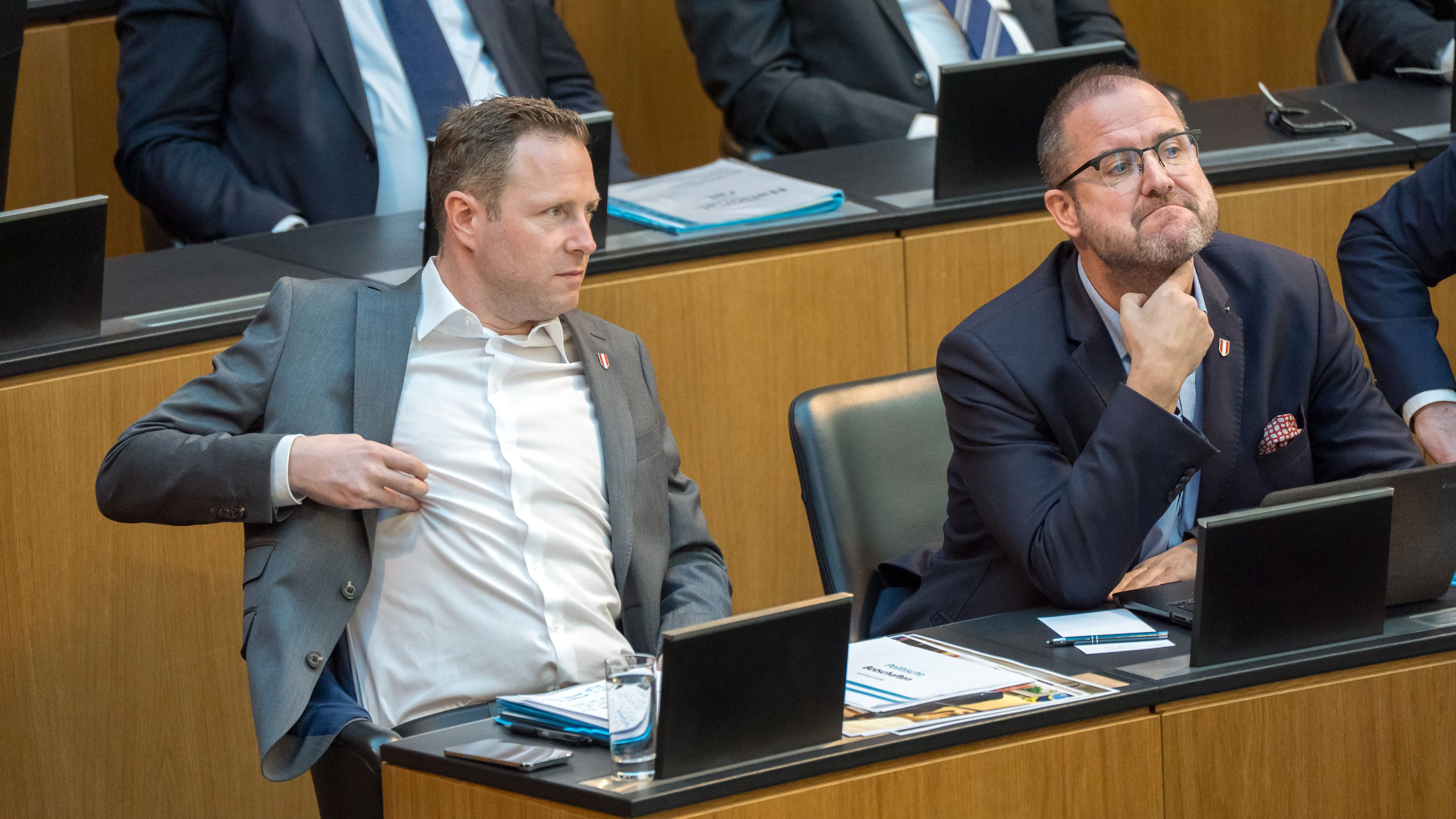 Die FPÖ-Generalsekretäre Michael Schnedlitz (li) und Christian Hafenecker kritisieren die Grünen scharf.