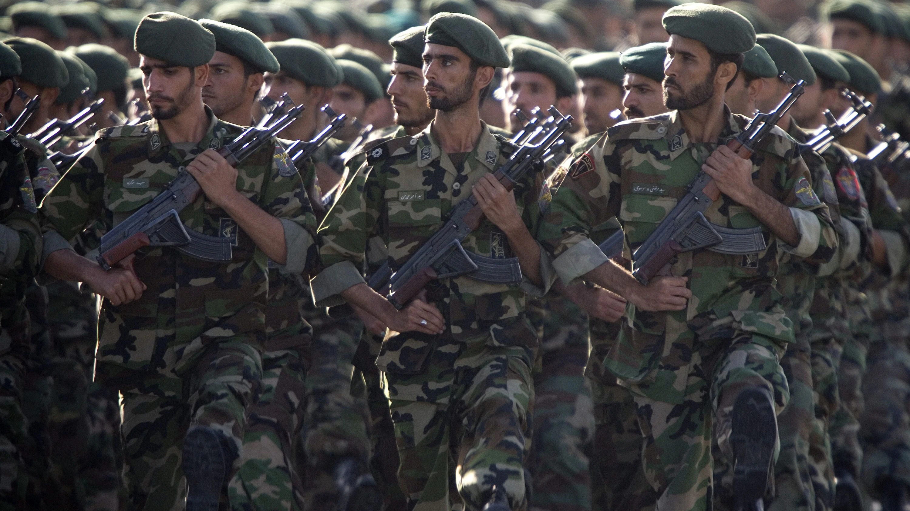 Members of Iran's Revolutionary Guards march during a military parade to commemorate the 1980-88 Iran-Iraq war in Tehran September 22, 2007. REUTERS/Morteza Nikoubazl (IRAN)