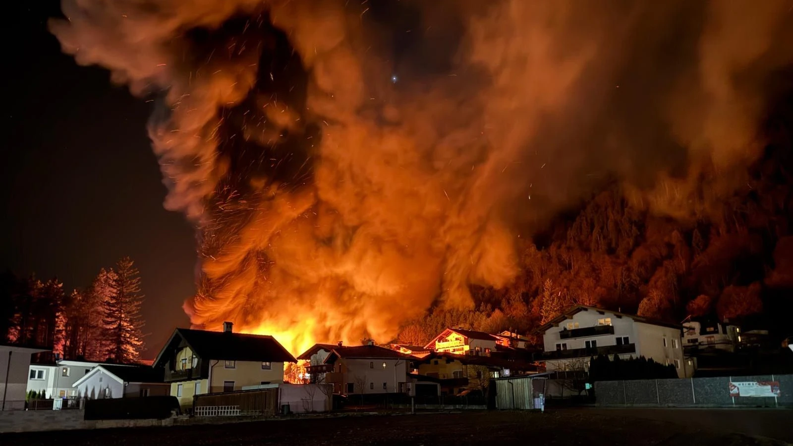 Nächtliches Flammeninferno in Langkampfen
