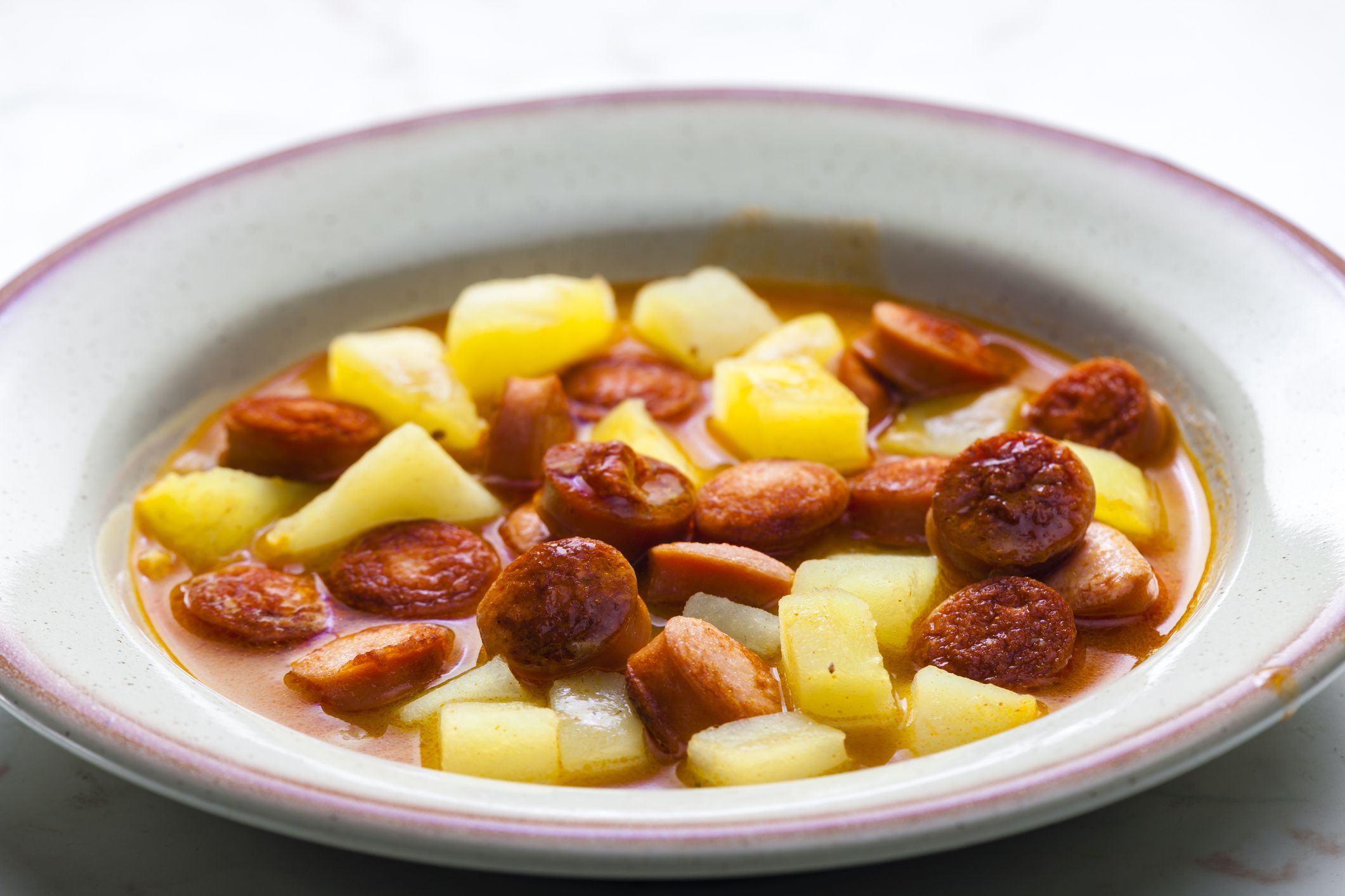 Würstchen-Kartoffel-Eintopf für zwei Personen kommt auf rund 3,40 Euro.