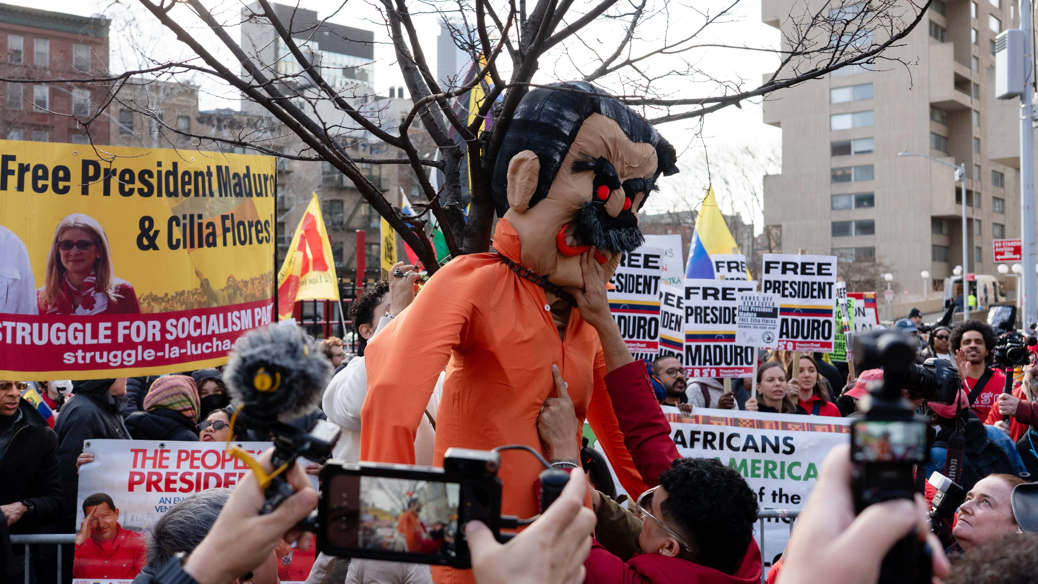 Vor dem Gericht kam es zu Protesten.