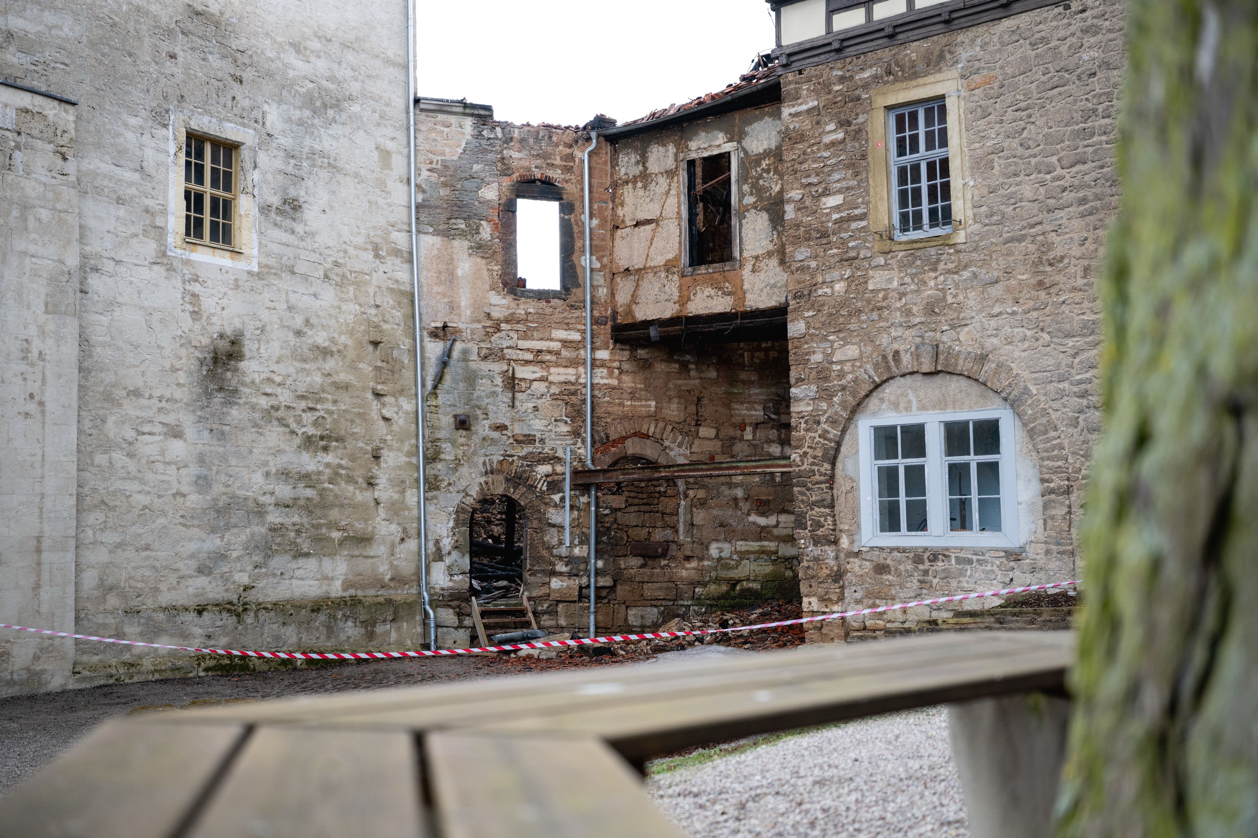 In der rund 800 Jahre alten Runneburg in Weißensee (Thüringen) brach ein Feuer aus. 