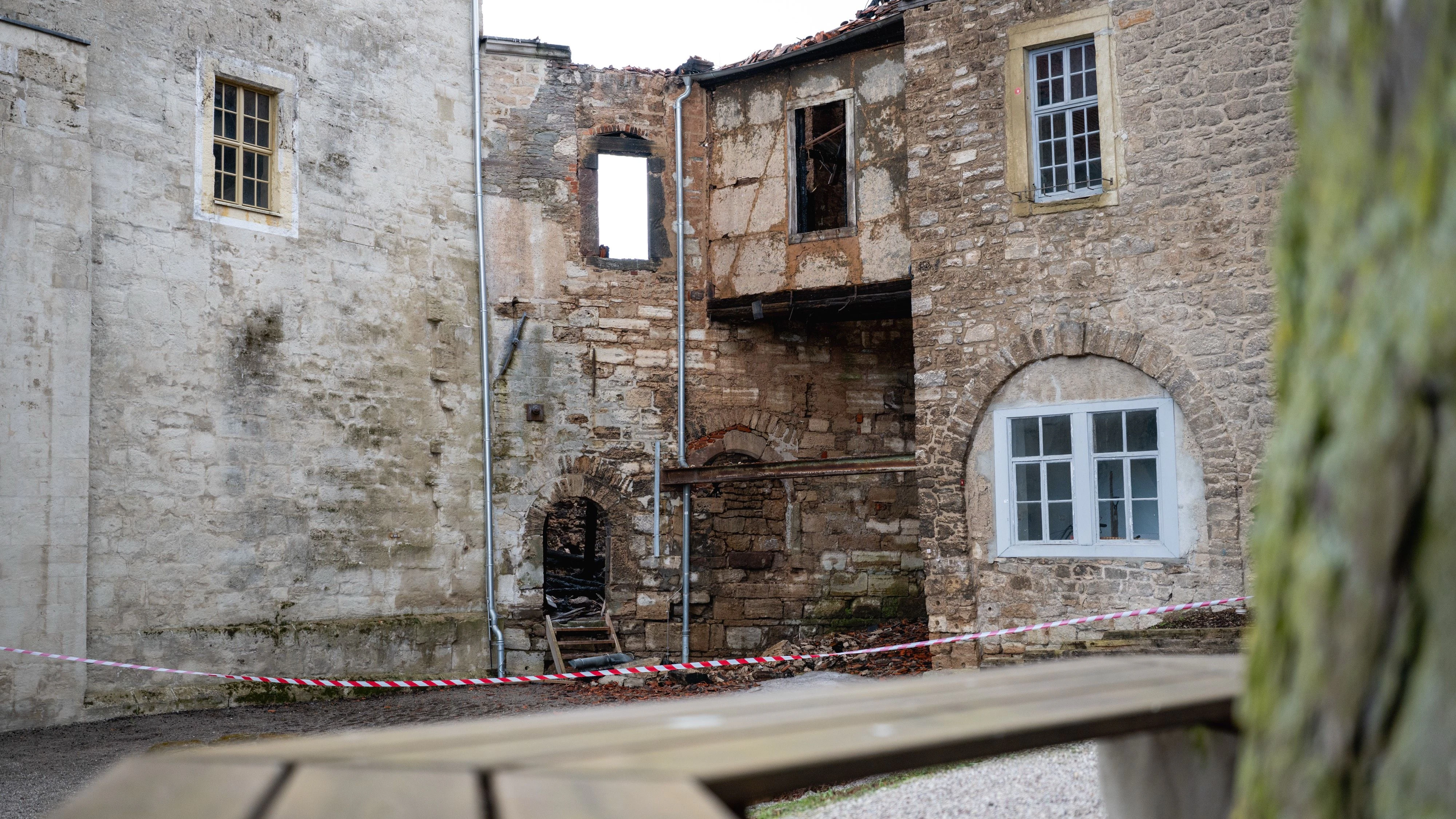 In der rund 800 Jahre alten Runneburg in Weißensee (Thüringen) brach ein Feuer aus. 