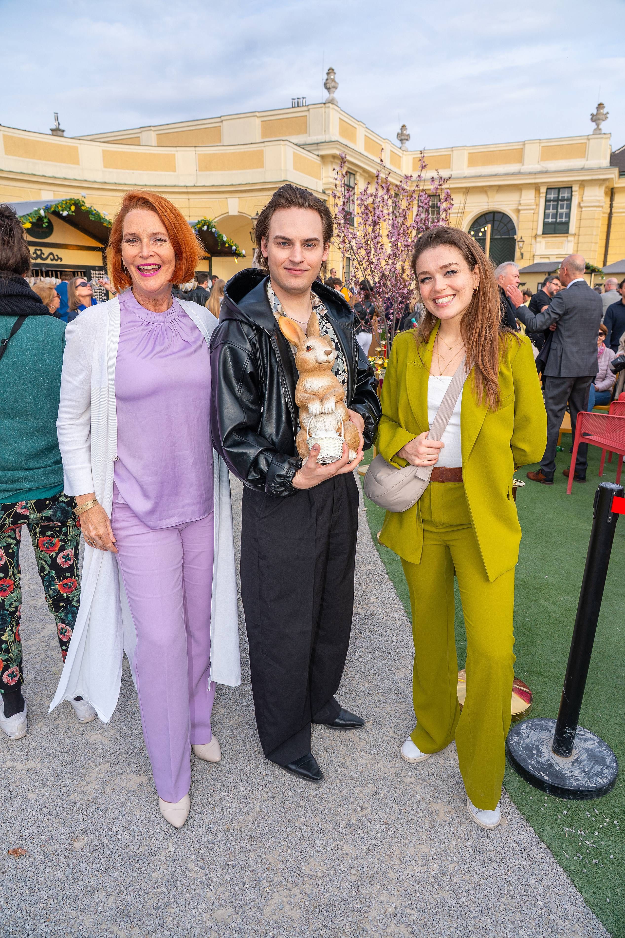 Maya Hakvoort, Moritz Mausser und Nienke Latten bei der Eröffnung.