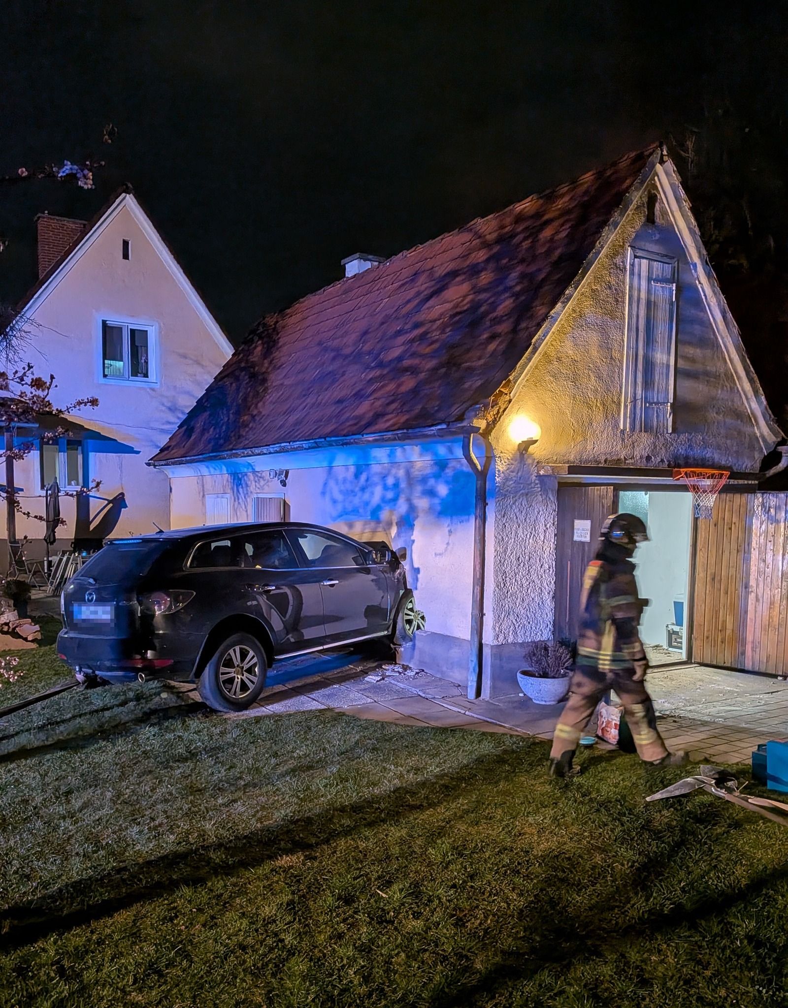 Ein Autofahrer verlor die Kontrolle über sein Fahrzeug und verursachte mehrere Schäden.