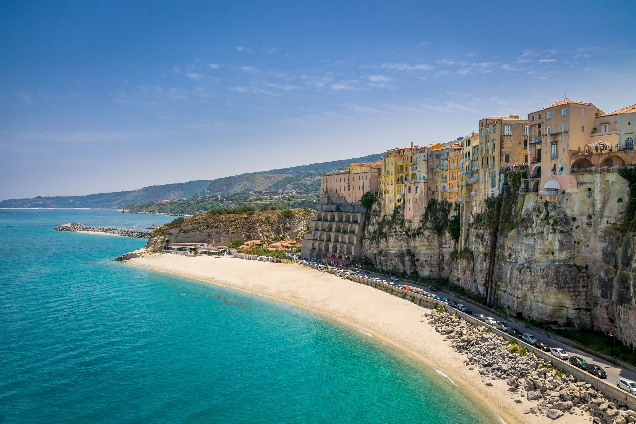 Ein einmaliges Feeling: Der Strand von Tropea liegt direkt am Fuße der Altstadt.