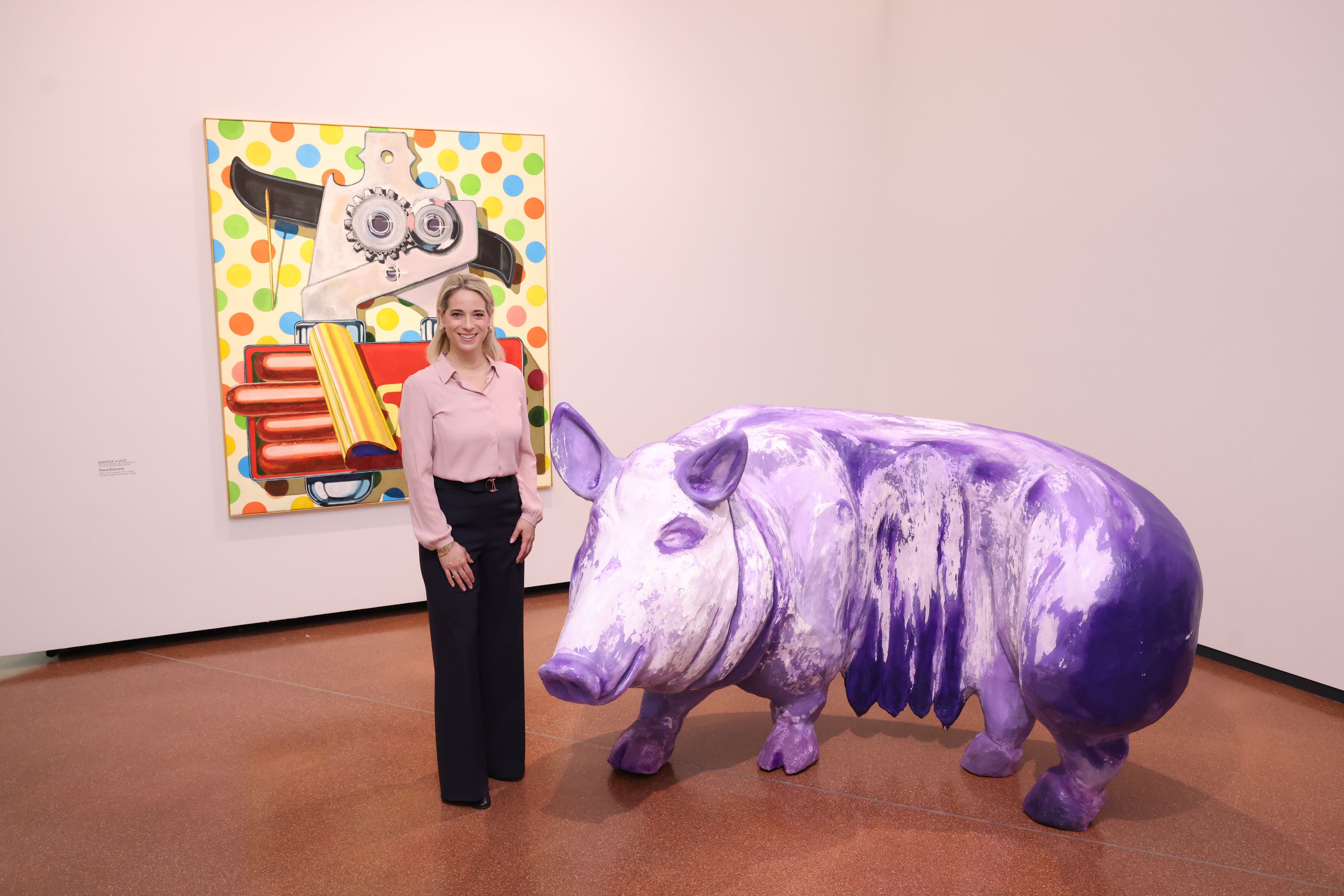 Verena Kaspar-Eisert neben der schweinischen Skulptur 