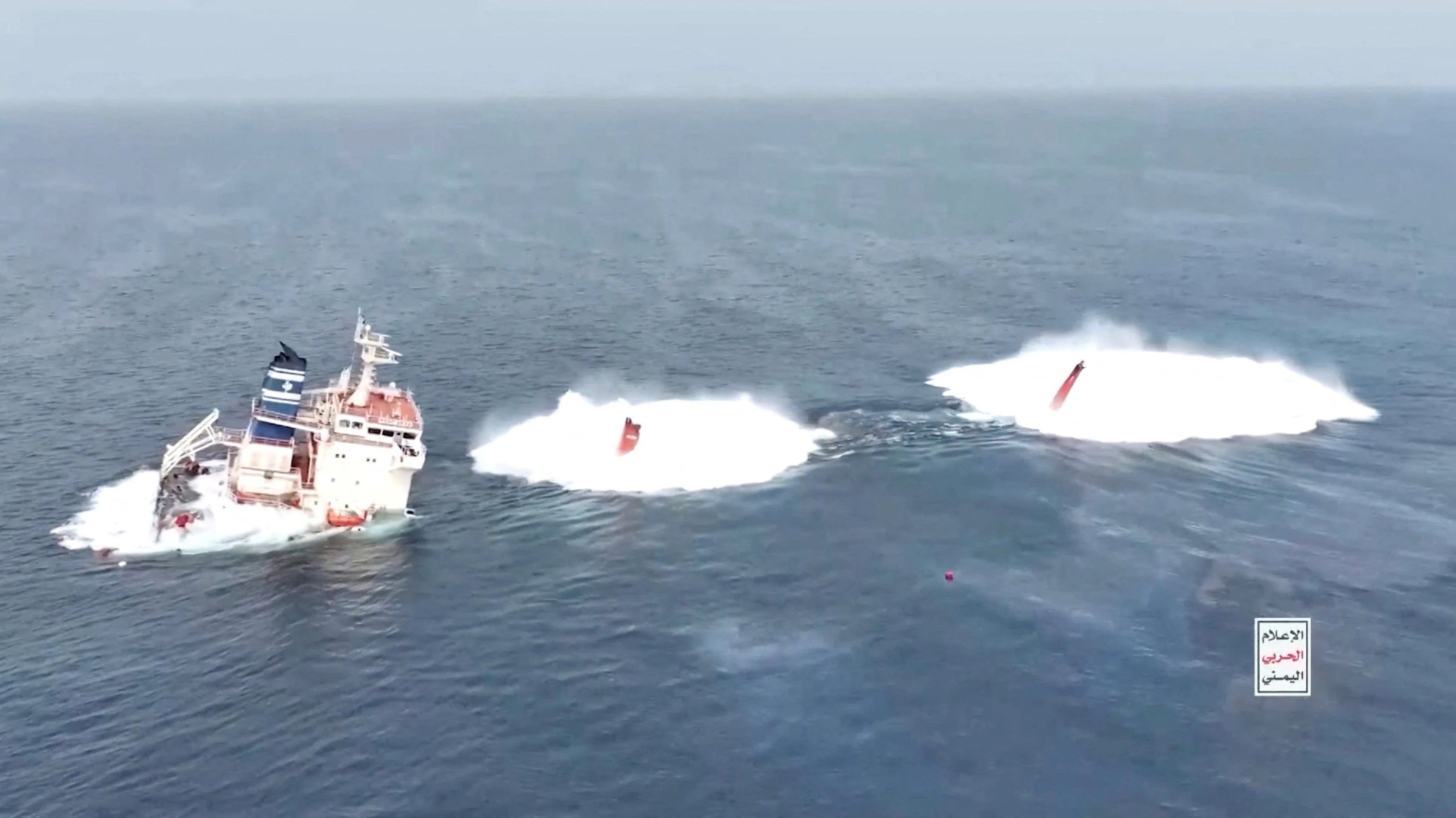 Die Houthis haben bereits mehrfach Schiffe im Bab al-Mandab angegriffen und versenkt – so etwa die hier abgebildete MV Magic Seas im Juli 2025.