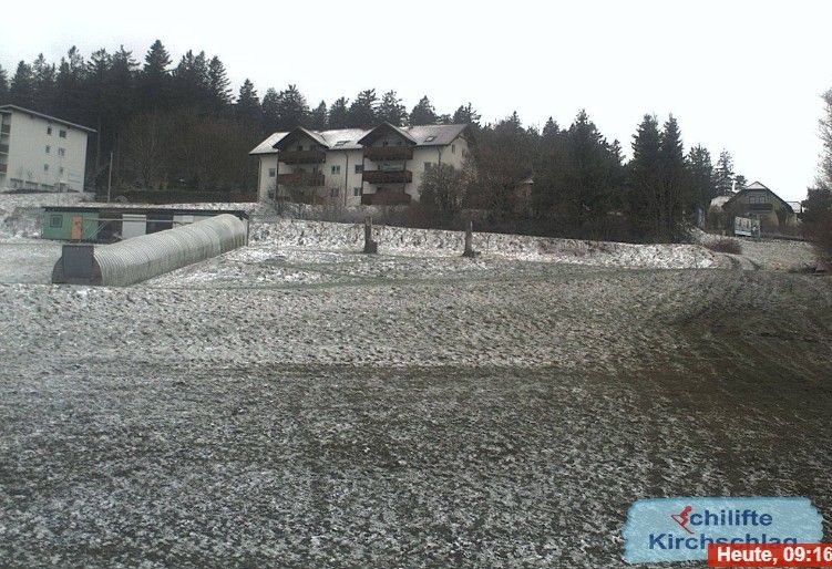 Die angezuckerte Skipiste in Kirchschlag bei Linz am Donnerstag in der Früh.