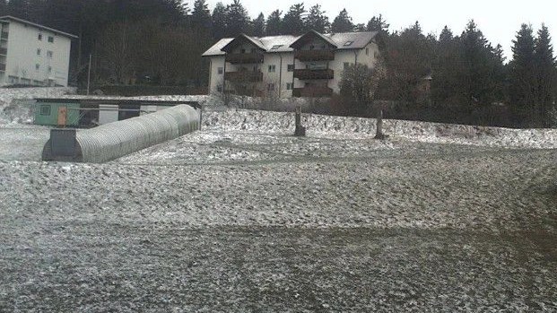 Die angezuckerte Skipiste in Kirchschlag bei Linz am Donnerstag in der Früh.