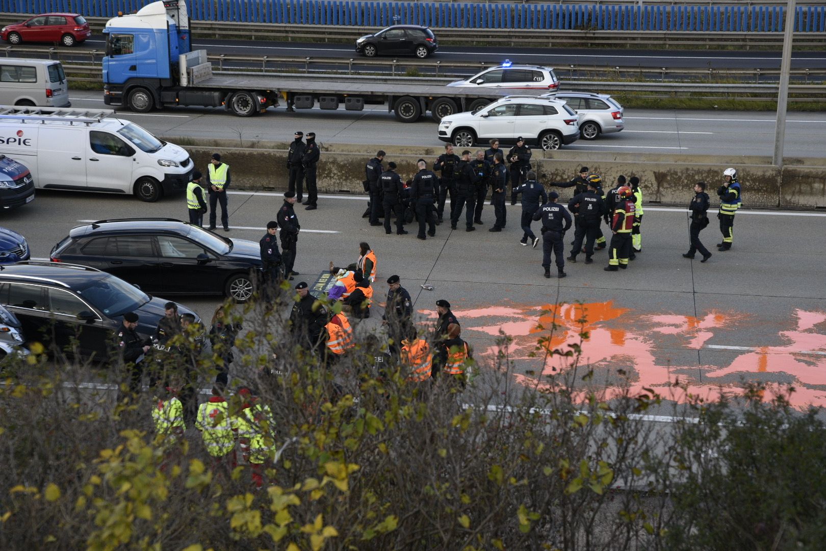 Die Aktivisten betonierten sich damals mit Superkleber und Sand regelrecht an die Fahrbahn.