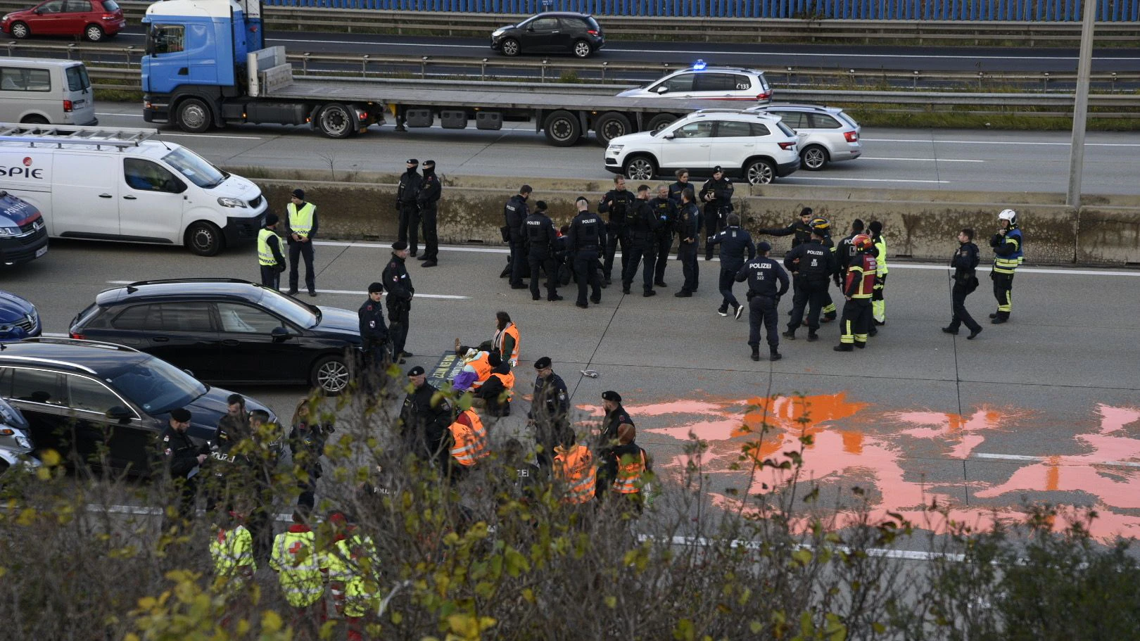 Die Aktivisten betonierten sich mit Superkleber und Sand regelrecht an die Fahrbahn. 