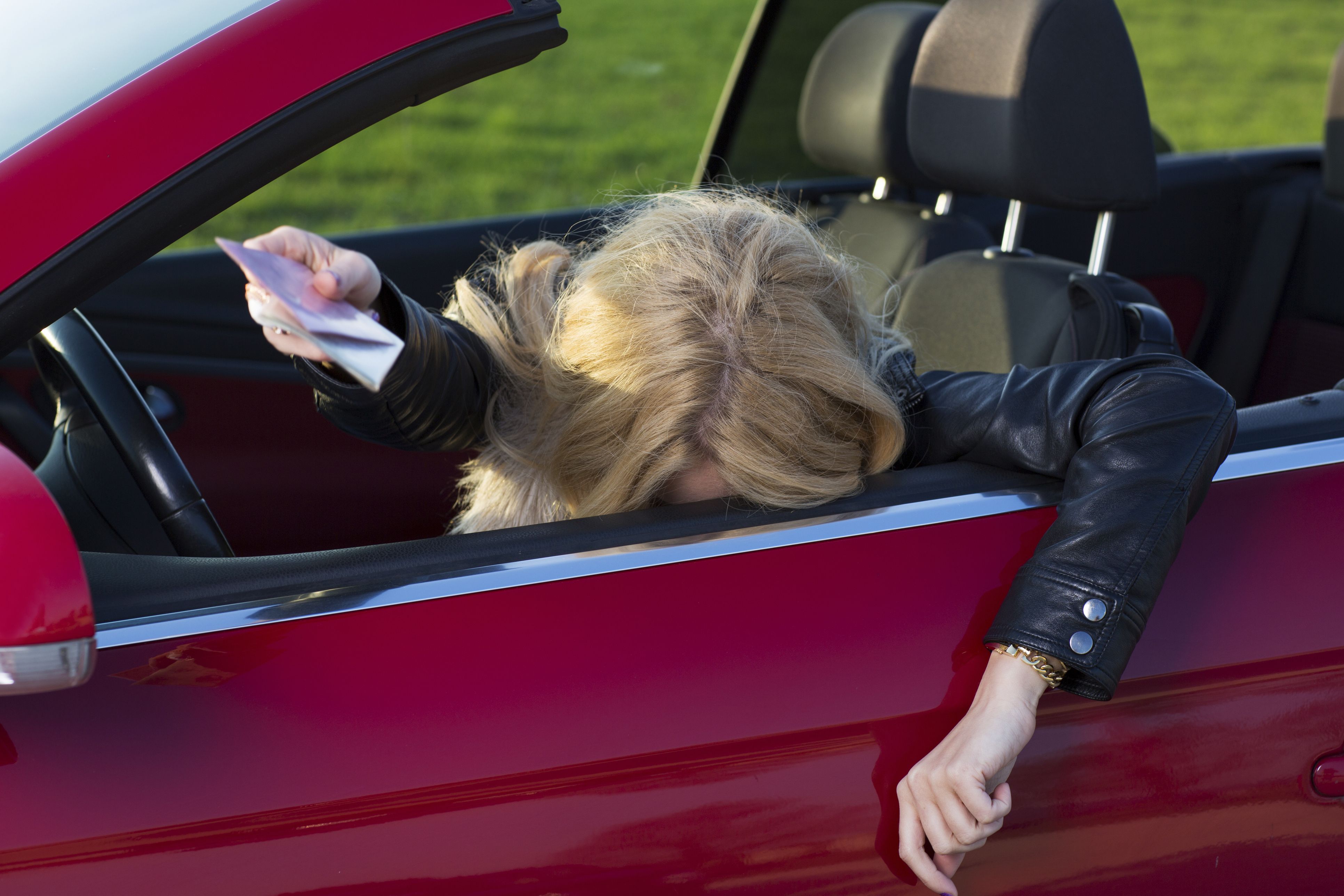 Schwer alkoholisiert – aber unfallfrei – schaffte es die 45-Jährige zum Vorstellungsgespräch. Den Schein ist sie nun trotzdem los. (Symbolbild)